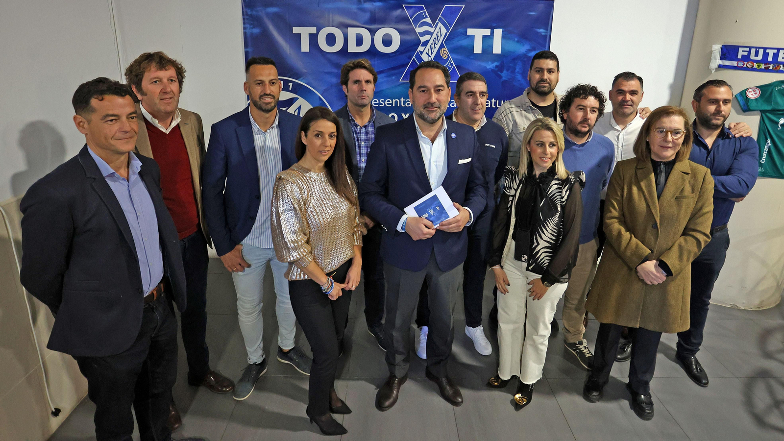 Paco González, junto a las personas que irían en su junta directiva.