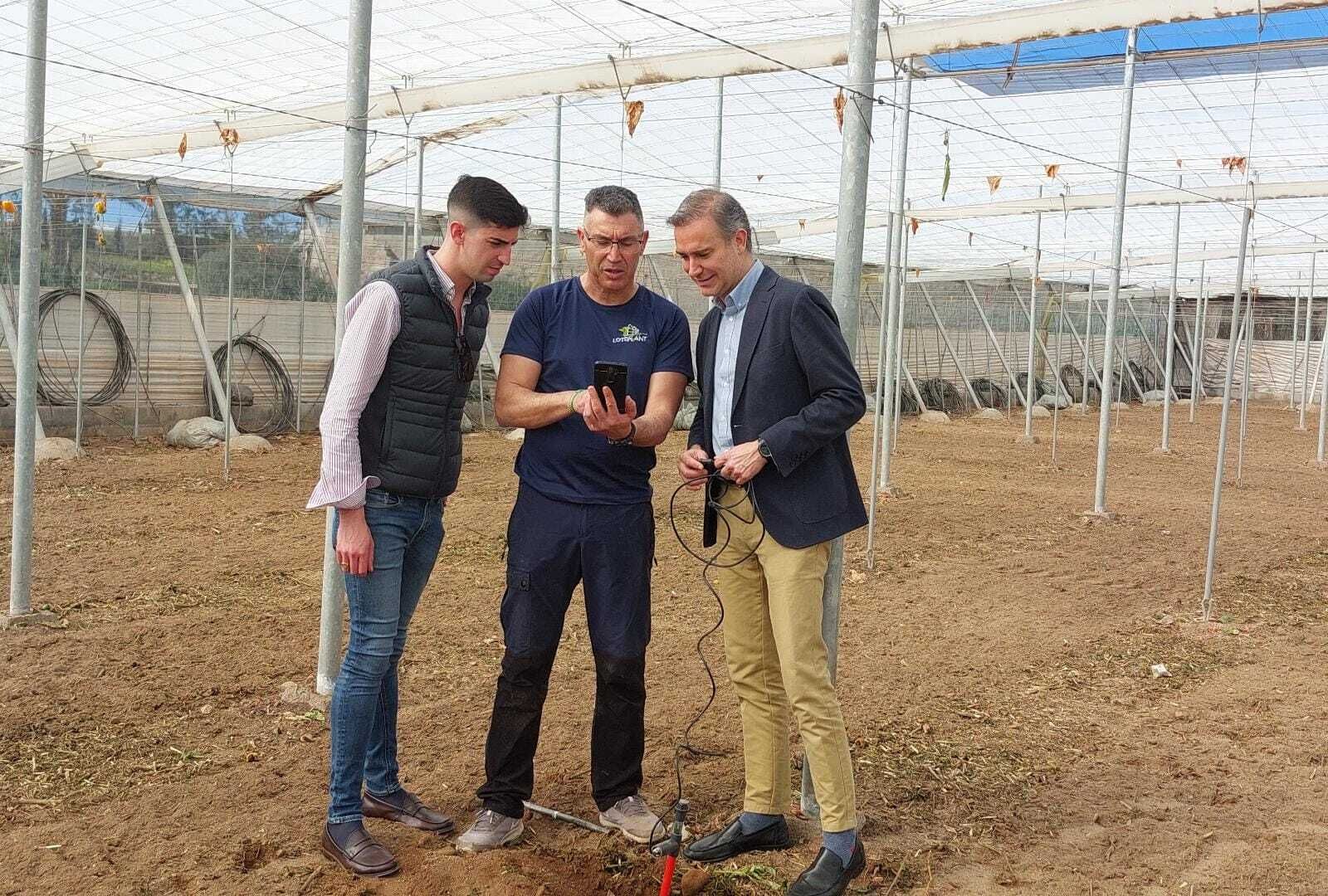 Visita del delegado a agricultores.