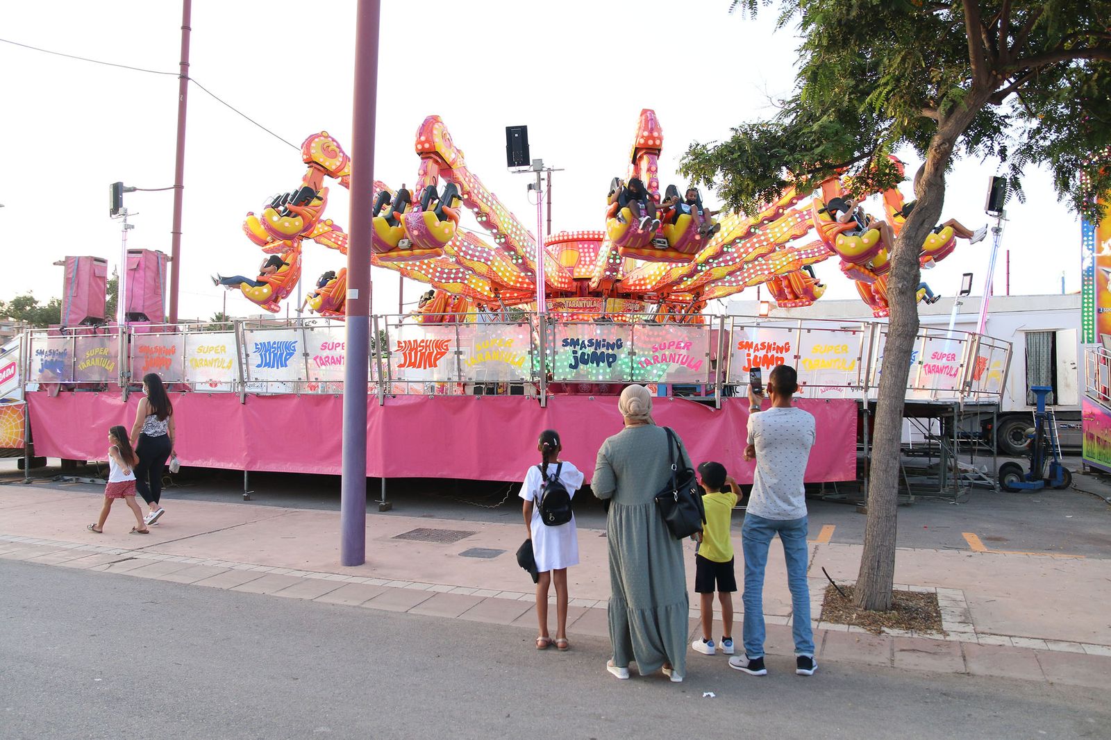 Primer día de cacharricos en una reducida Feria de Almería 2021