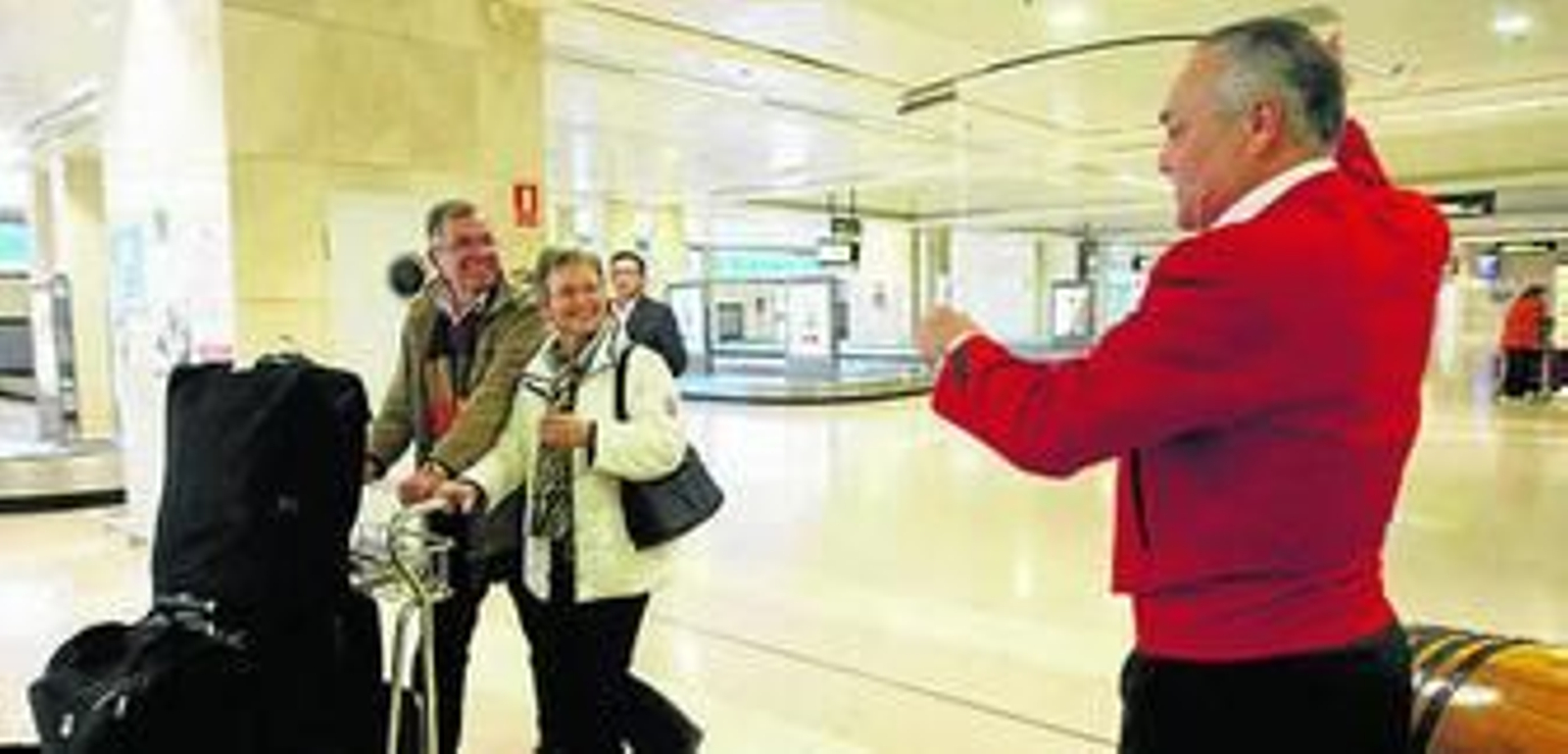 Un venenciador de González Byass da la bienvenida a unos turistas.