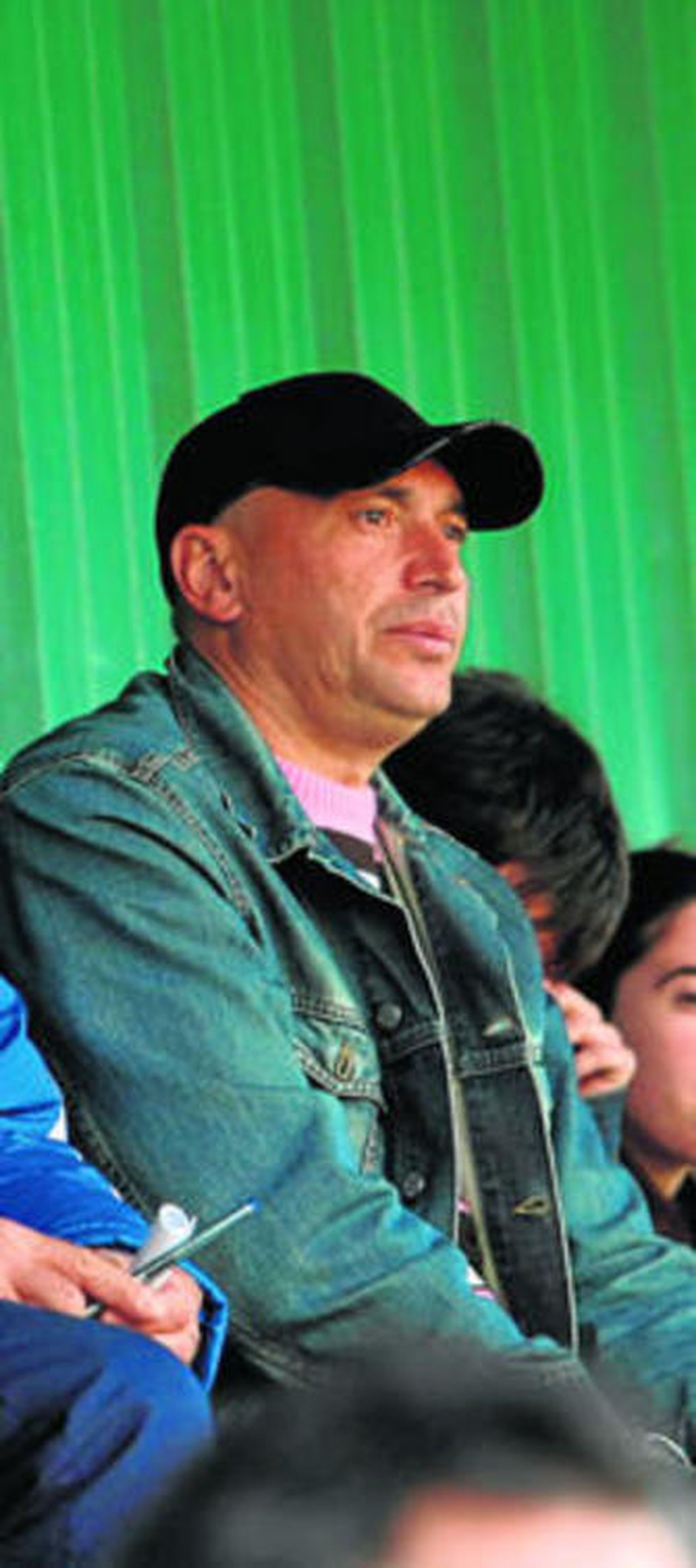 Villa sigue un partido en el San Rafael durante su etapa en el Algeciras.