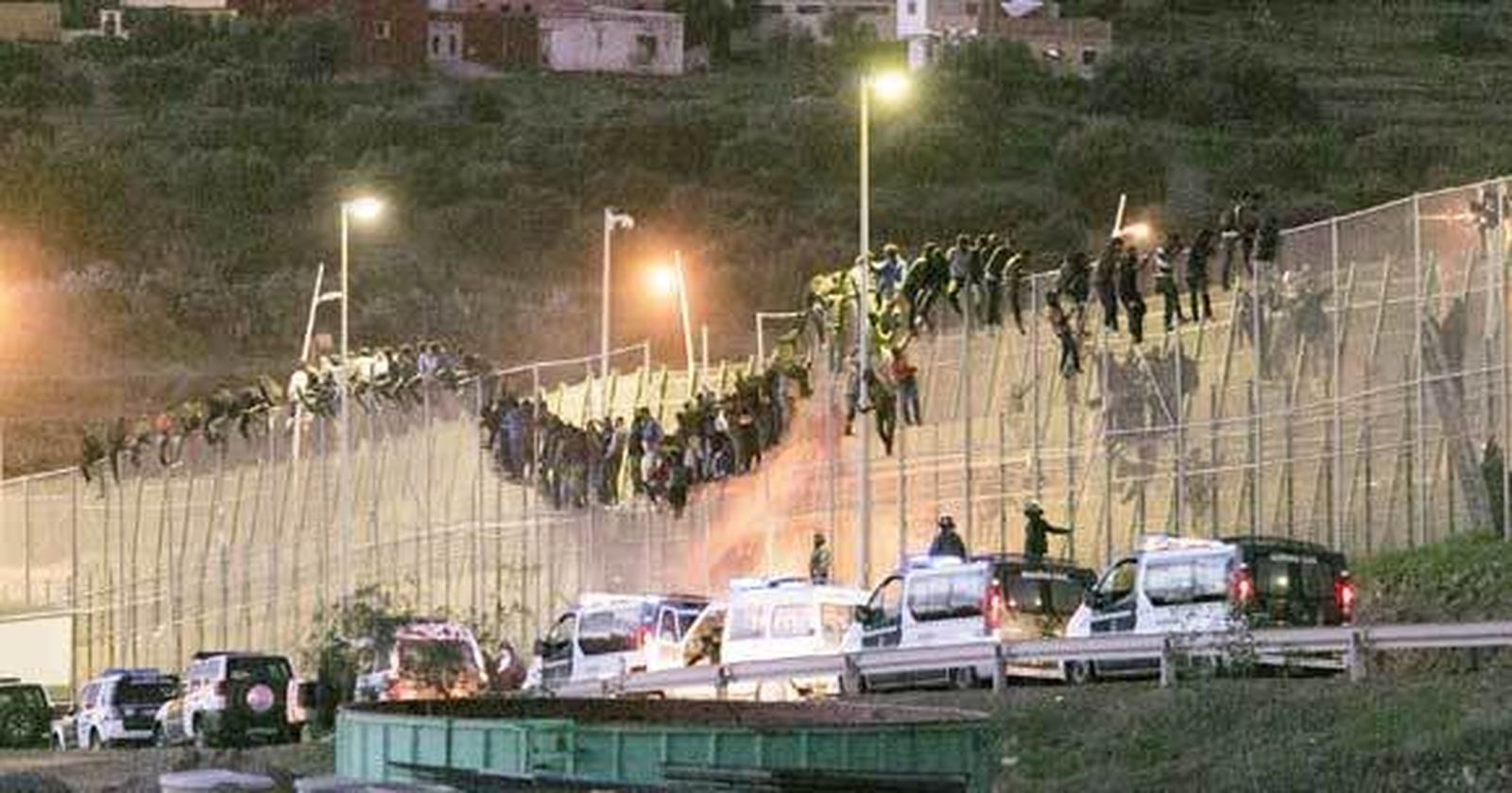 Al menos siete heridos en un nuevo salto masivo a la valla fronteriza de Melilla