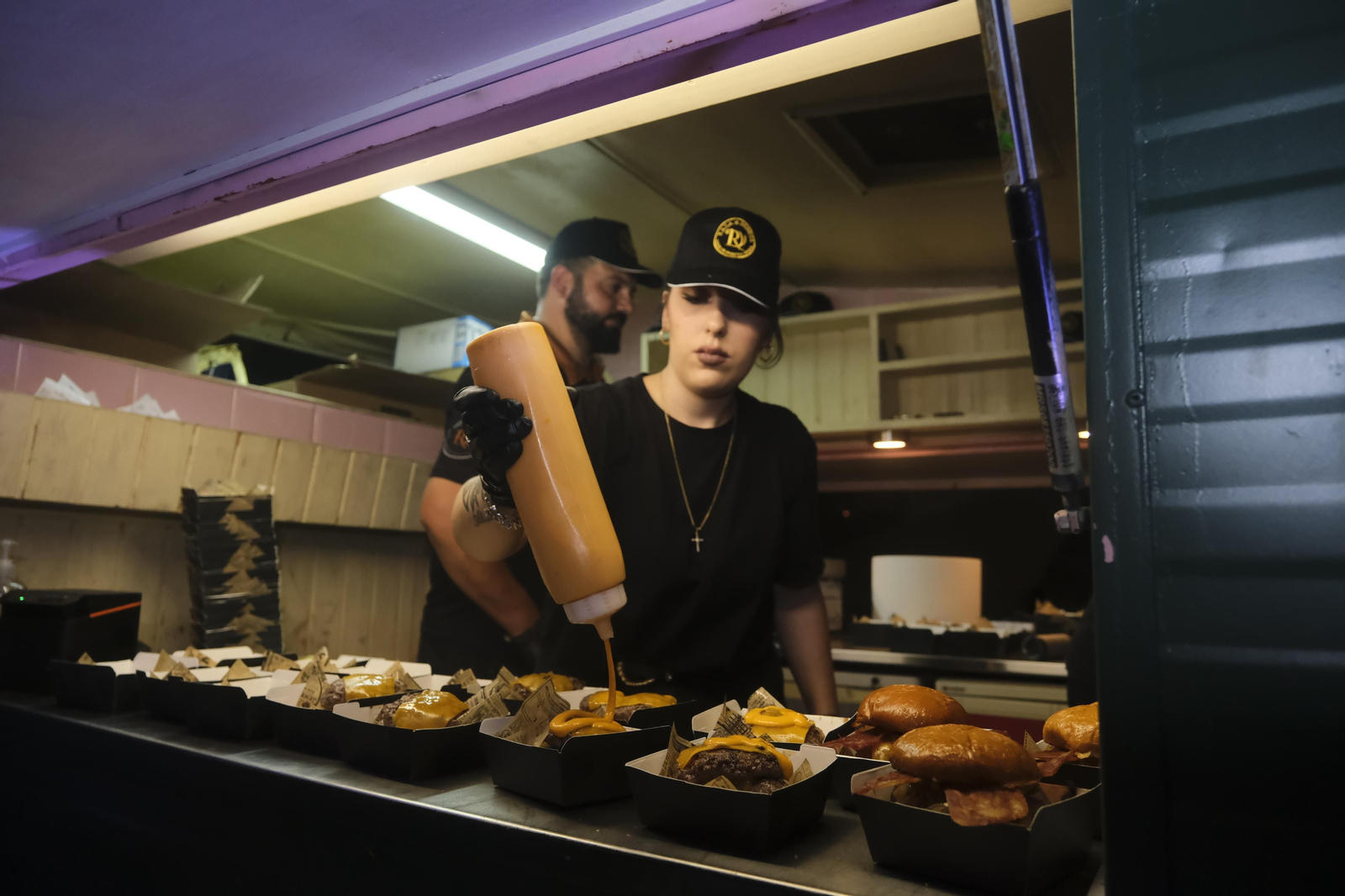 Neón y brasas en El Vial: el lleno absoluto de The Champions Burger en Córdoba Neón y brasas en El Vial: el lleno absoluto de The Champions Burger en Córdoba