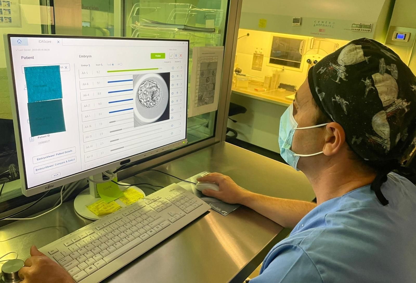 Un profesional del Centro Gutenberg trabajando.