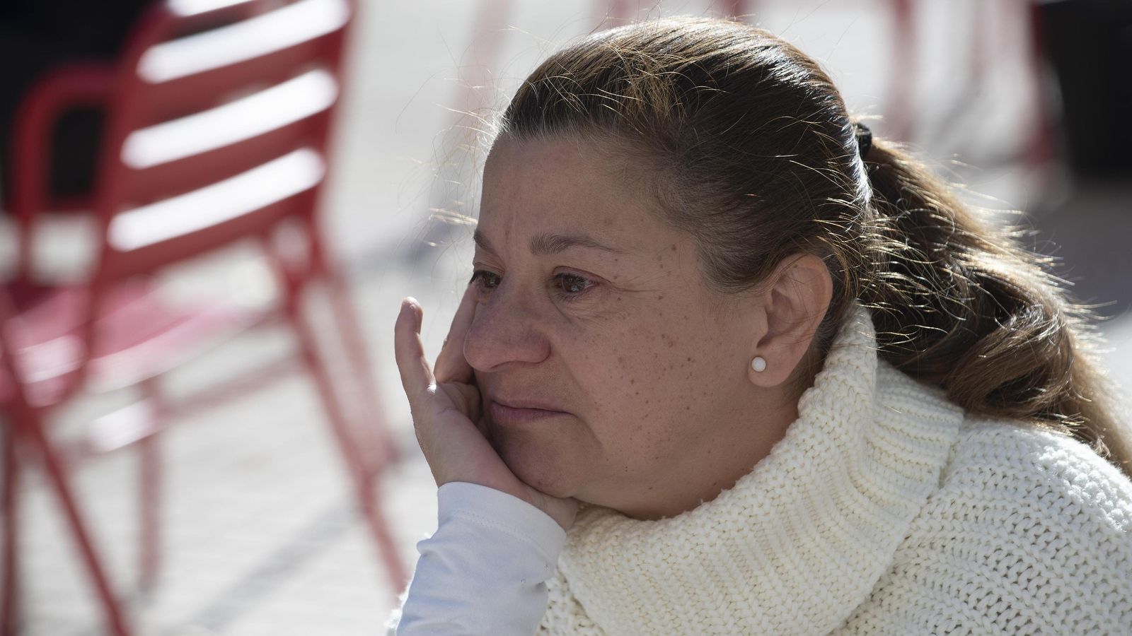 María del Águila gesticula durante la entrevista.