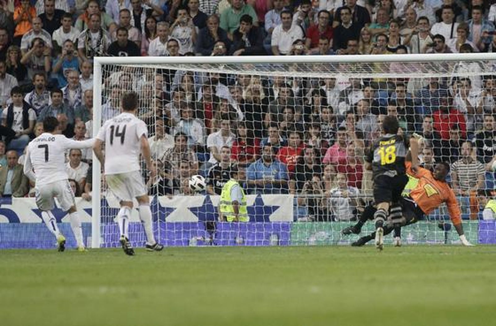 El Real Madrid gana al Espanyol en el Bernabéu. / Reuters