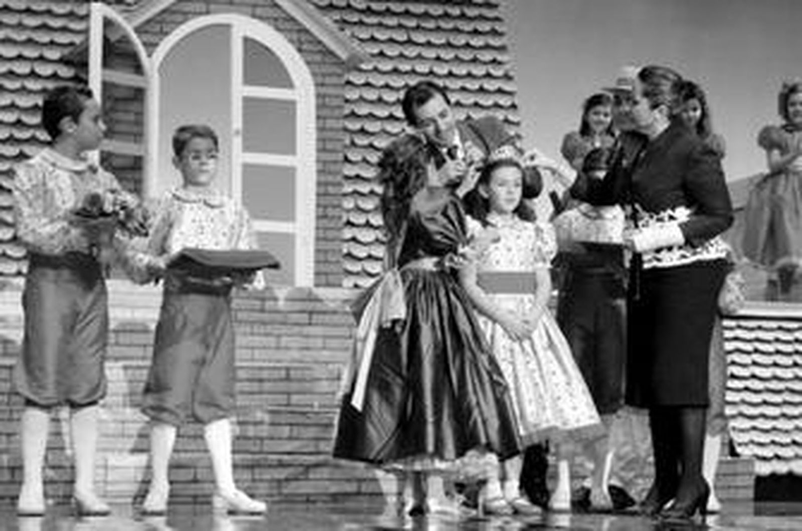 La alcaldesa, María Luisa Faneca, ayuda a colocar la corona de reina infantil a la niña Lucía Rodríguez.