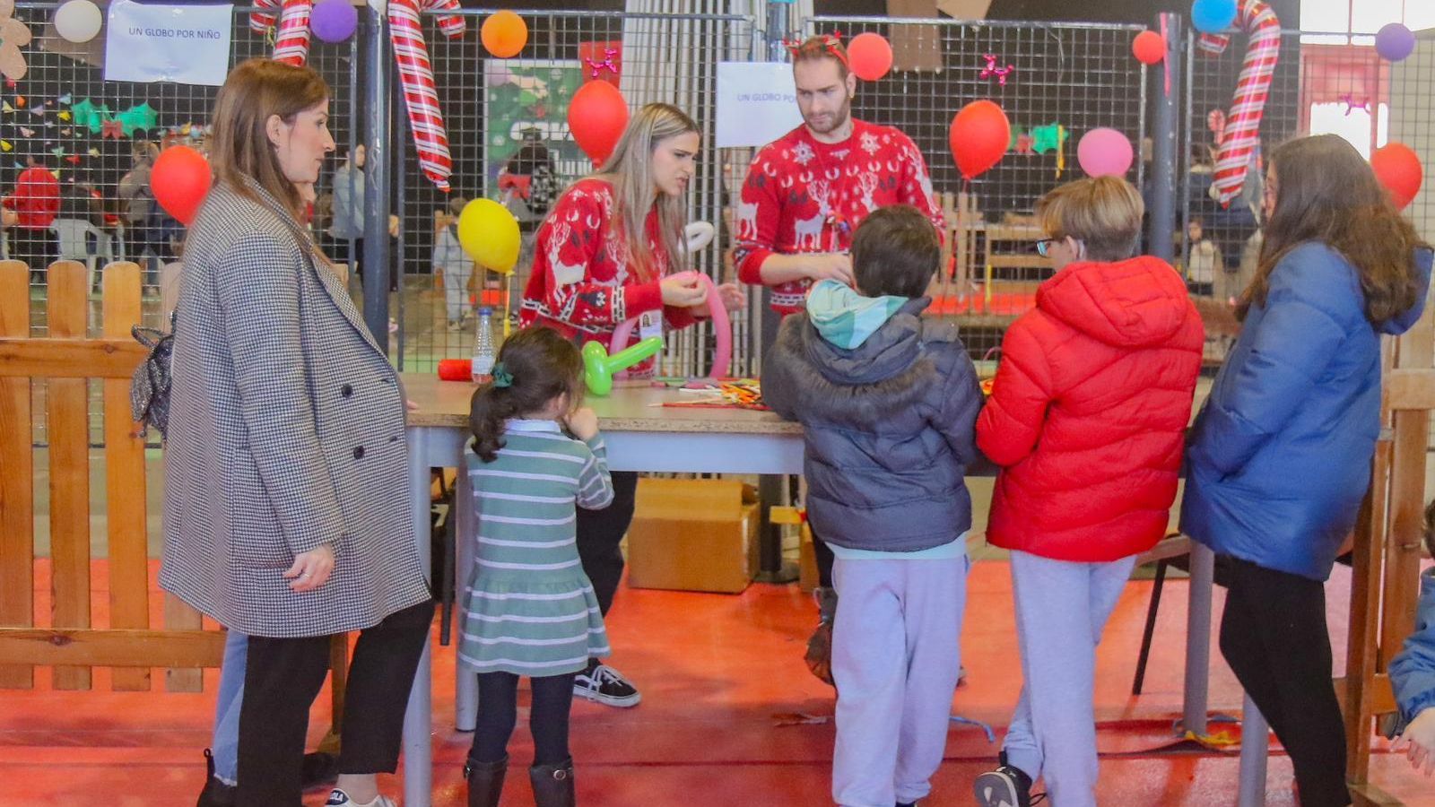Niños disfrutan de un taller en Juveándalus