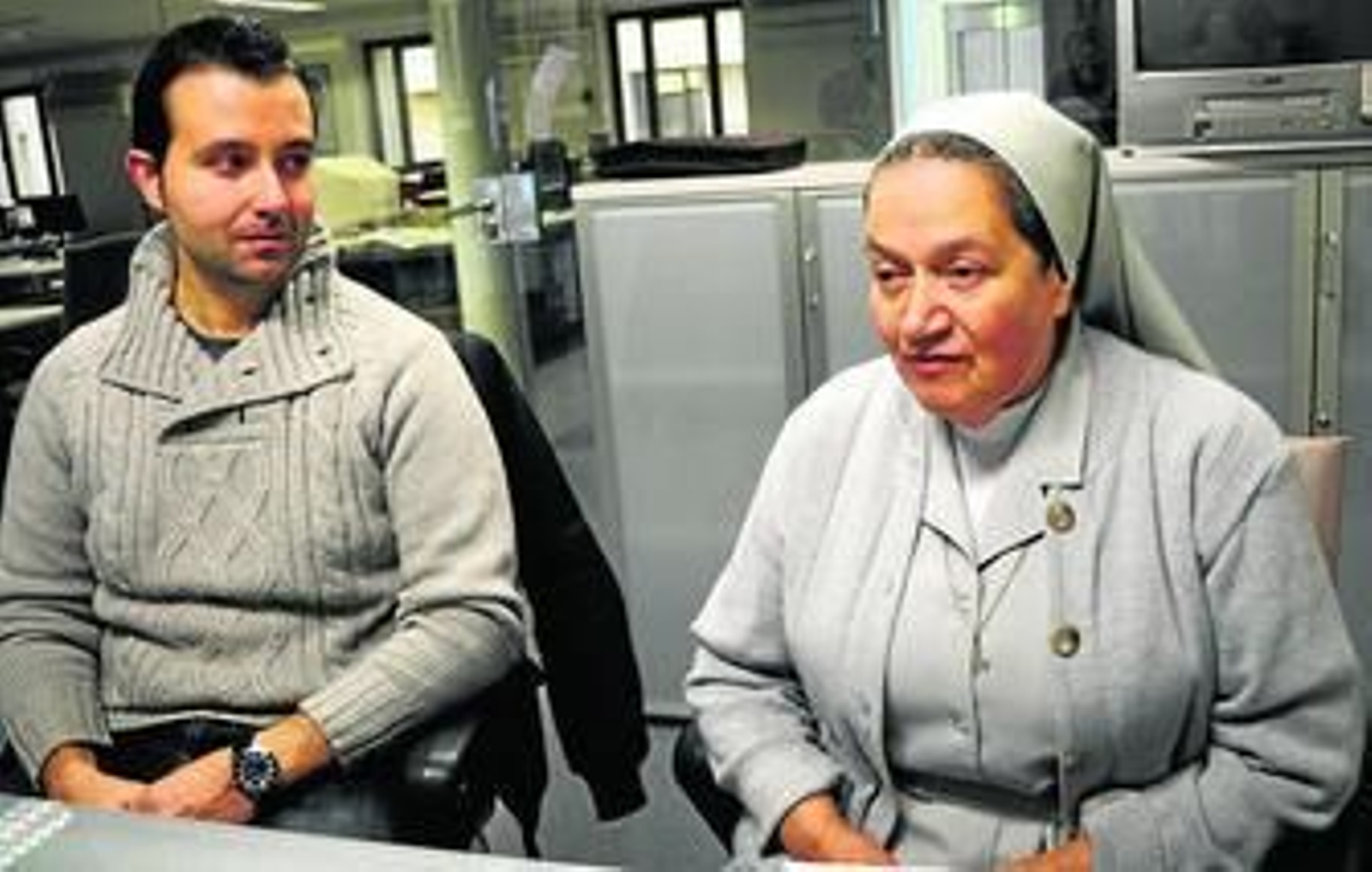 El presidente de Manos Unidas en Sevilla y la misionera colombiana en la redacción de 'Diario de Sevilla'.