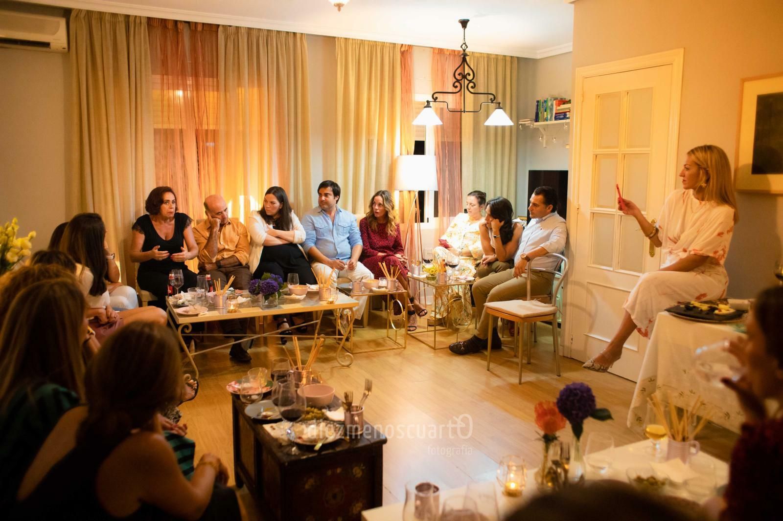 Esther Robles, con sus invitados, en una de las veladas de ‘Ilusiones sobre la mesa’.