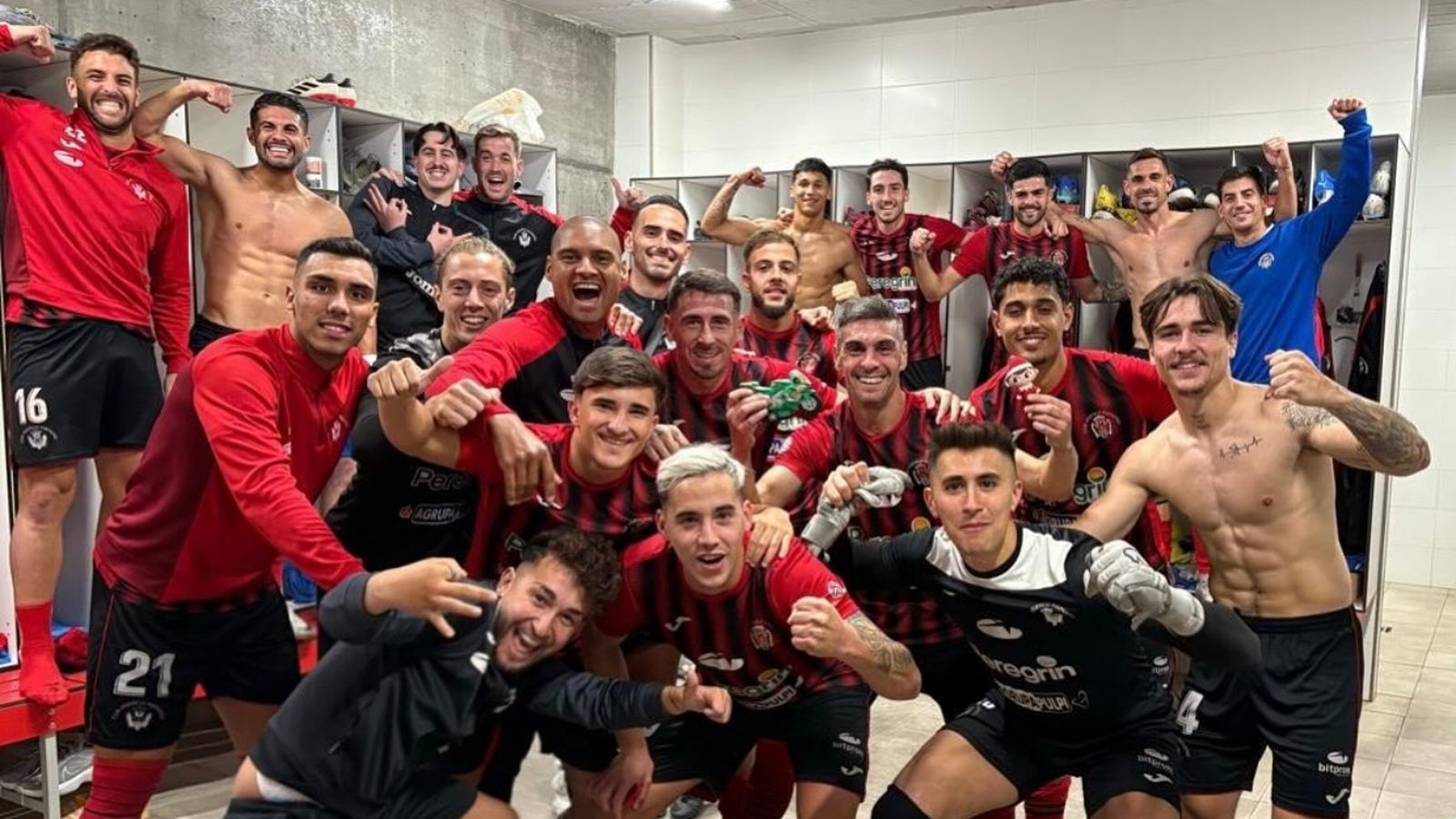 Los jugadores rojinegros celebran la última victoria liguera.
