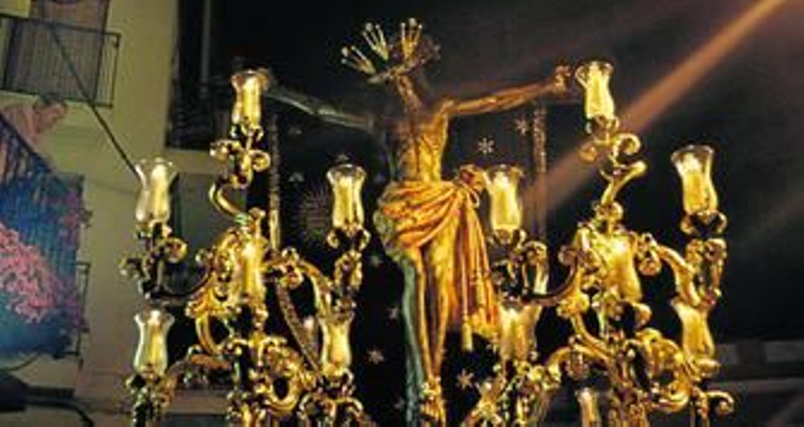 El Cristo del Remedio de Ánimas, ayer en su salida desde la plaza de San Lorenzo.