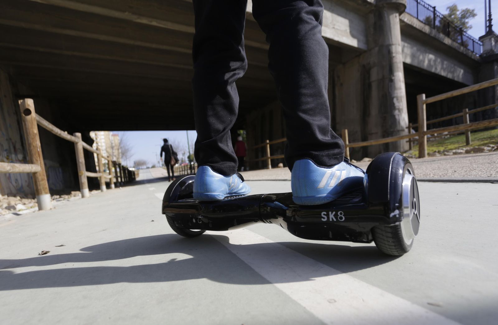 Un joven sobre un patinete eléctrico.