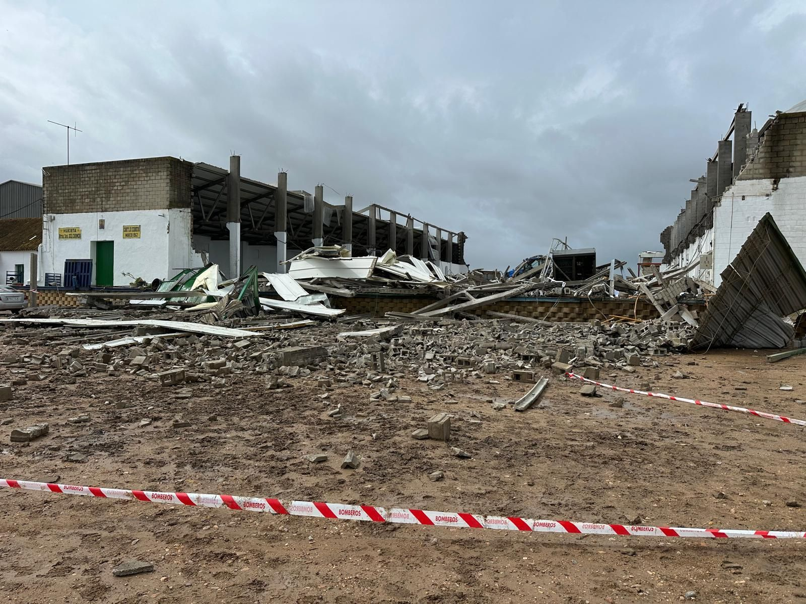 Las imágenes del derrumbe de una nave por el viento en Sevilla