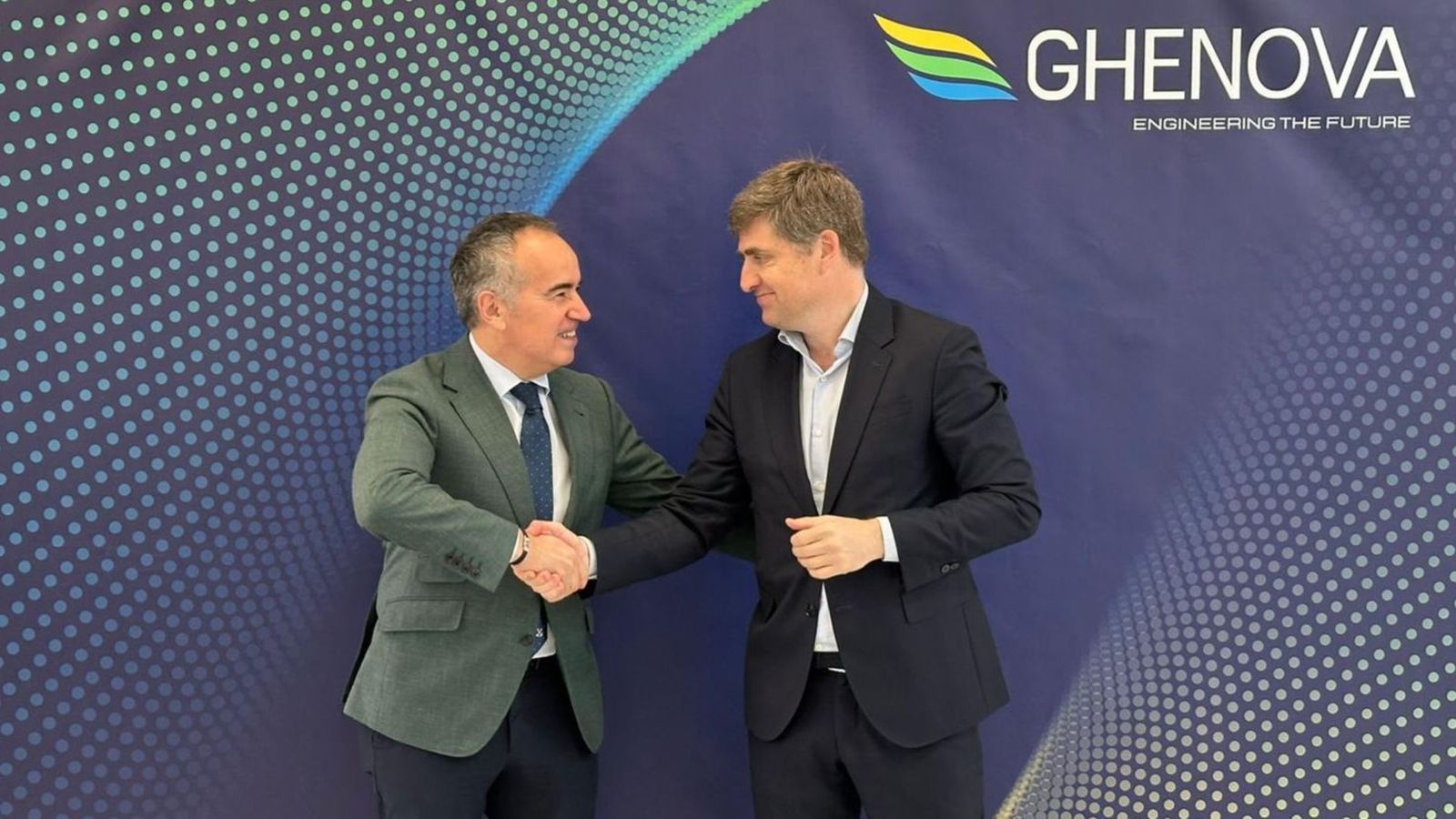 Francisco Cuervas, CEO de Ghenova, estrecha la mano de Héctor Cansino, nuevo director de Ghenova Digital.
