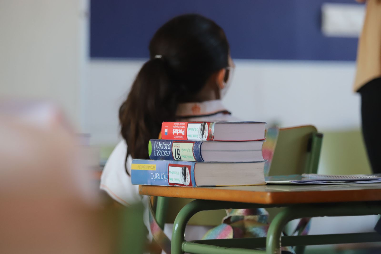 Pequeña en una clase.