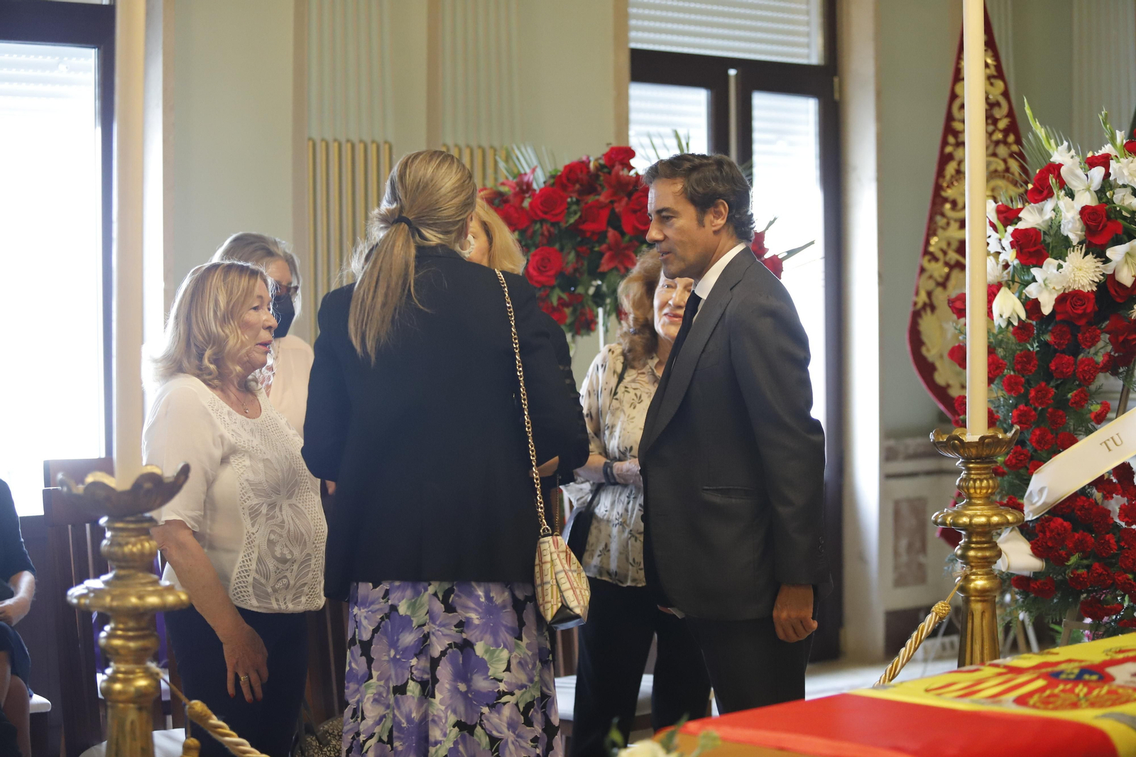 Imágenes de la capilla ardiente de Miguel Báez Espuny 'Litri' en la mañana del viernes