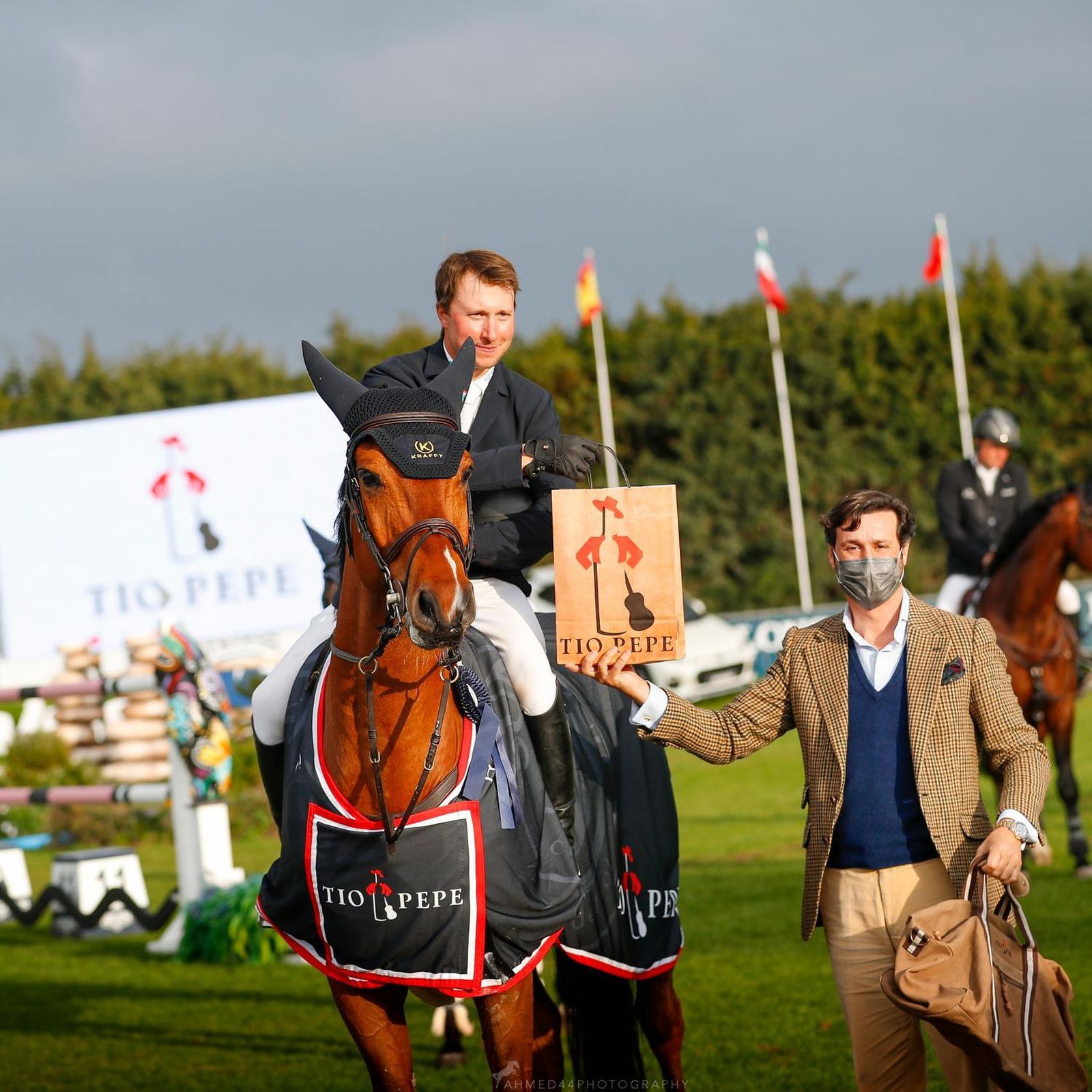 El gran triunfador del día posa junto a su caballo, Casco Blue, tras adjudicarse el Trofeo Tio Pepe.