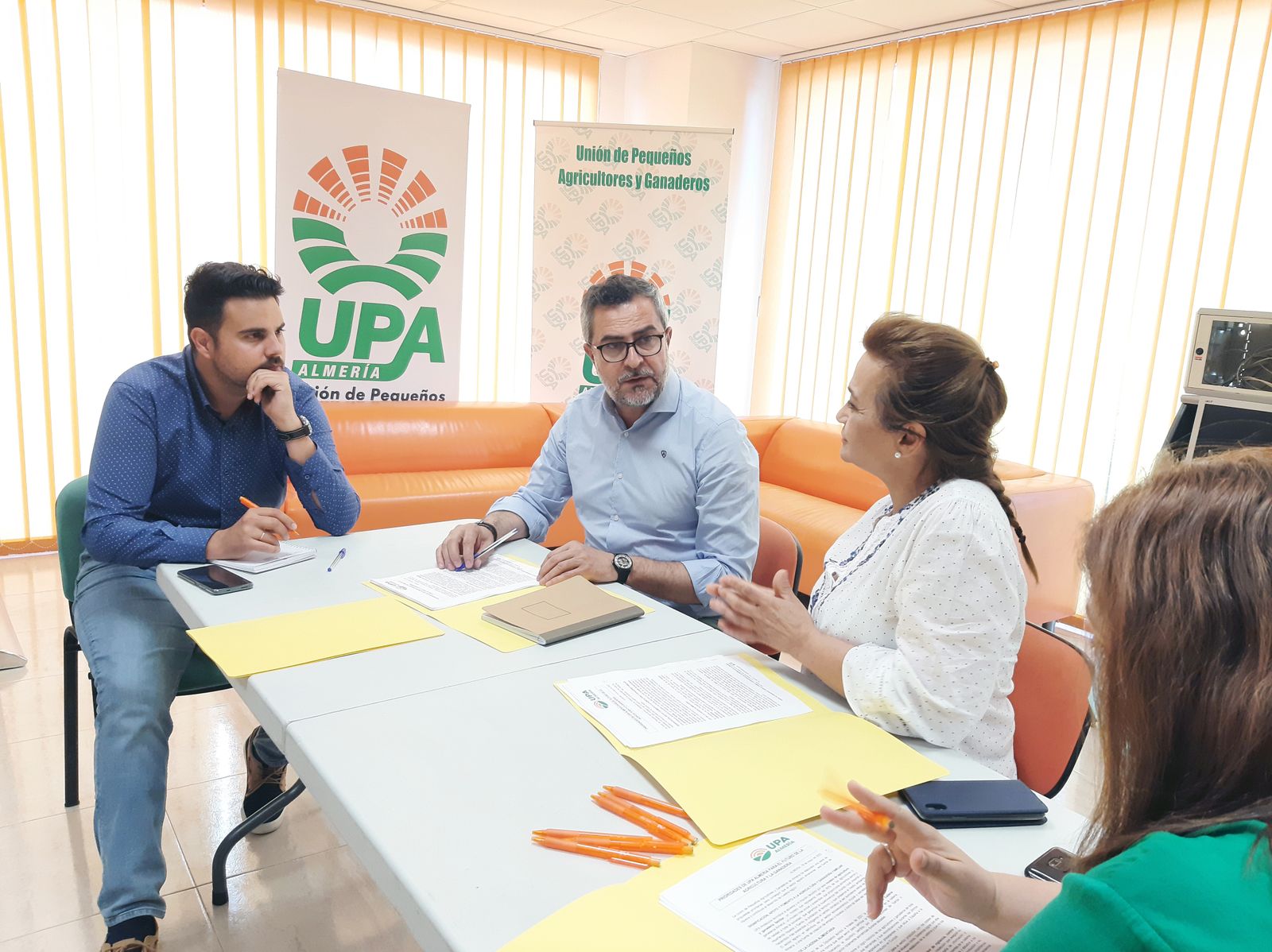 Juan Antonio Lorenzo y Mateo Hernández junto a las dirigentes de UPA Almería.