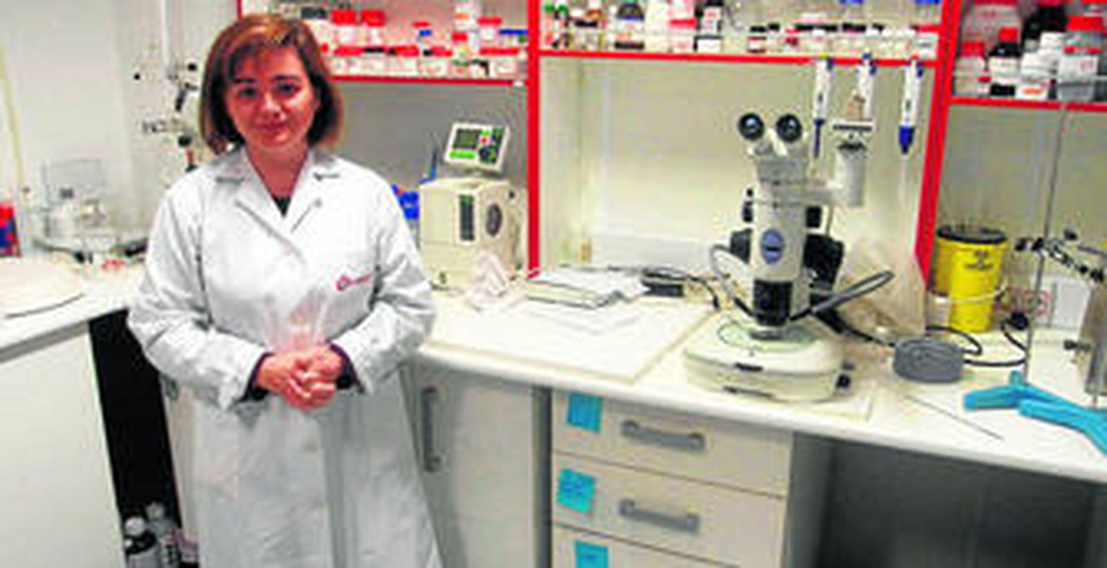 Josefina Pedrajas, fundadora de la Laimat, en el laboratorio de la empresa en Granada.