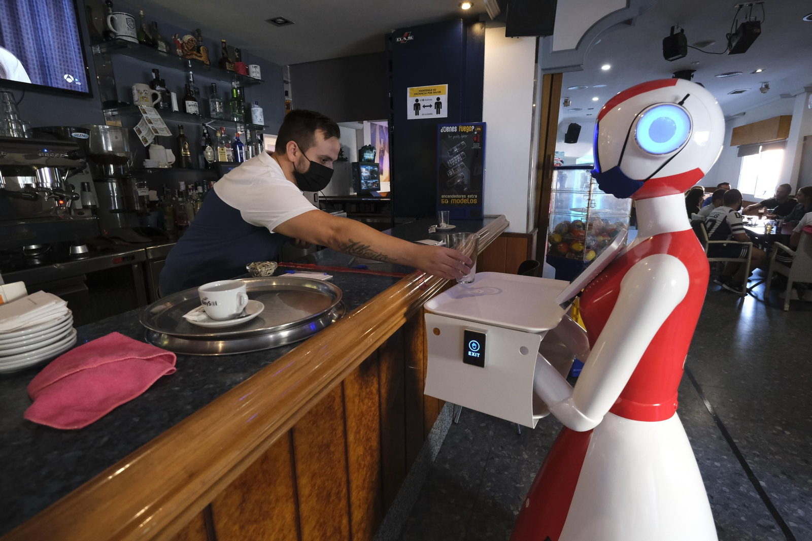 Fotogalería de Herbelita, la robot camarera de El Alquián.