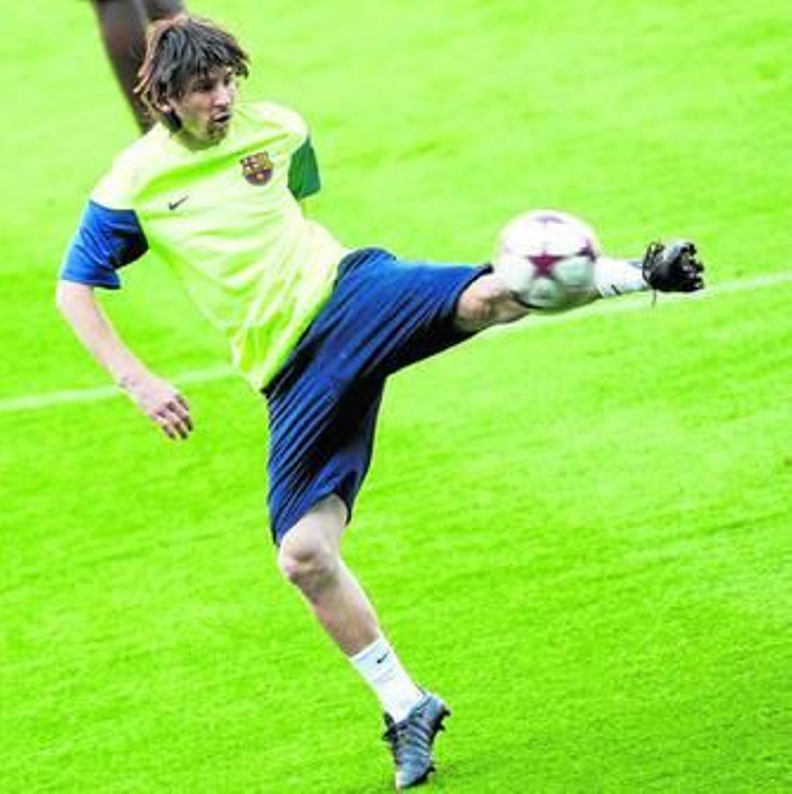 Messi, durante el entrenamiento realizado ayer en el Camp Nou previo al choque ante el Inter.