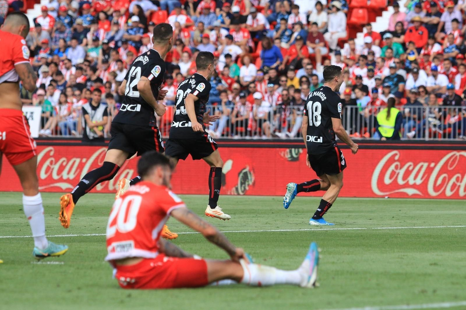 Centelles, en el suelo, lamenta el 0-2 logrado por De Marcos para el Athletic