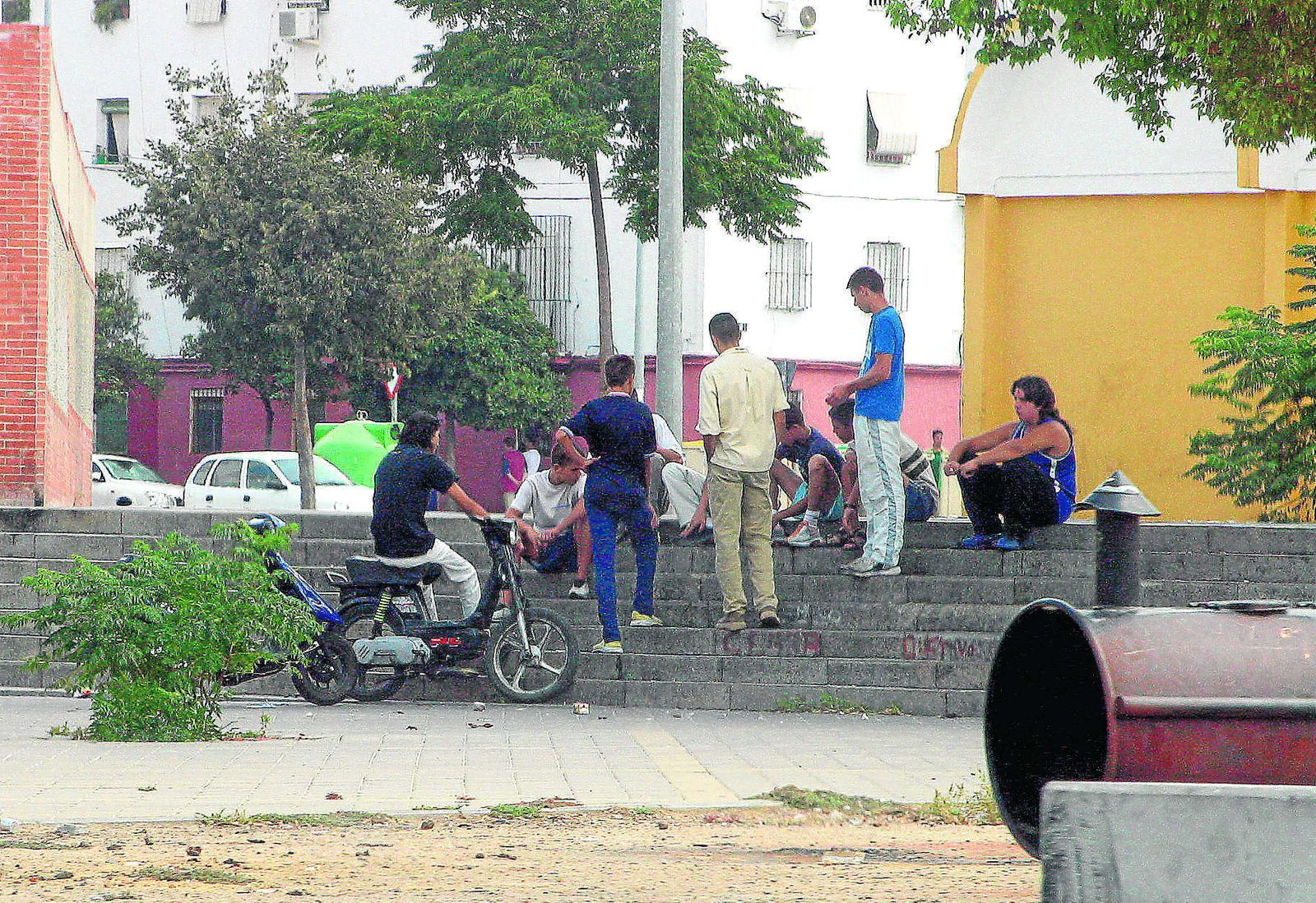 Un grupo de jóvenes en un parque.