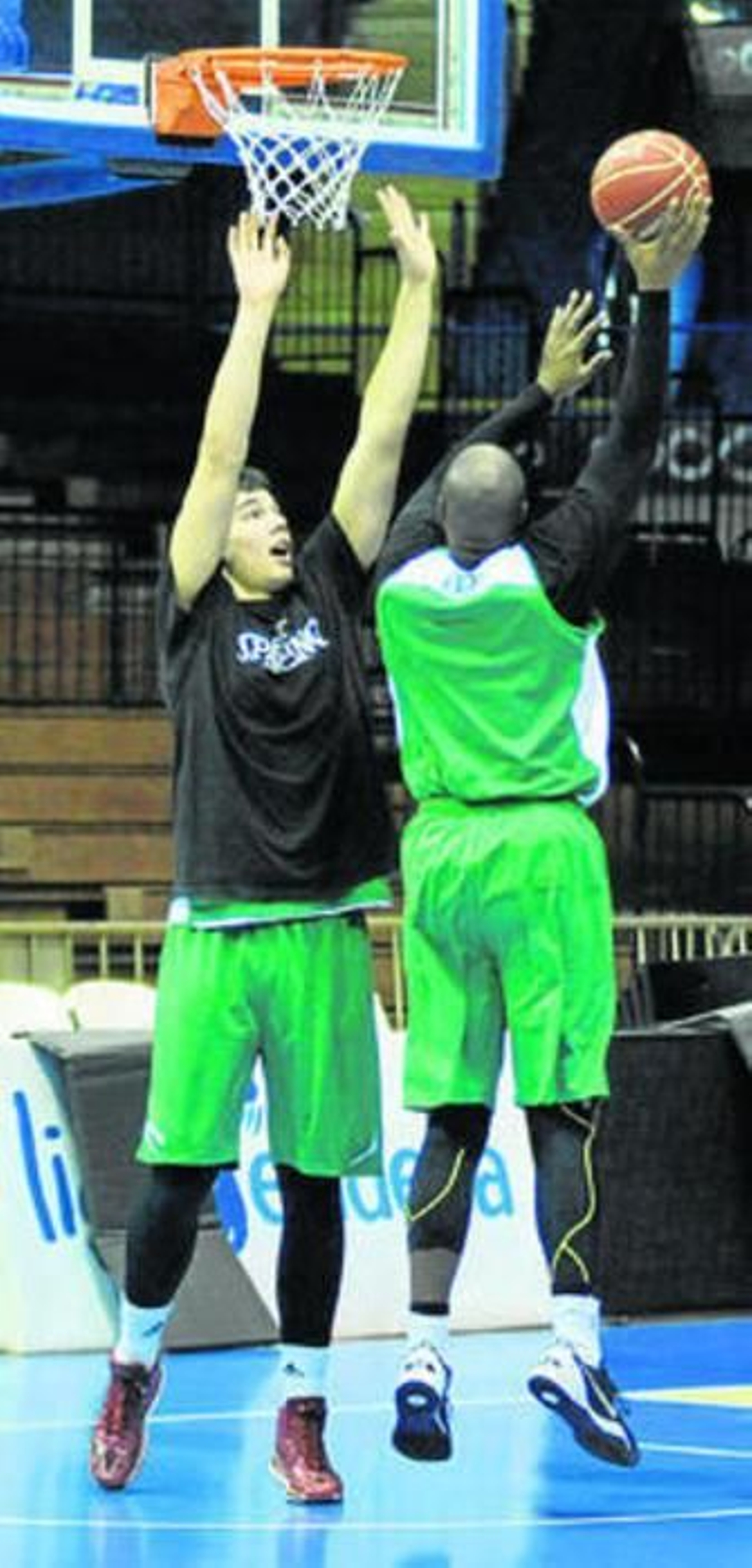 Marcus Landry lanza dentro de la zona ante la oposición de Willy Hernangómez.