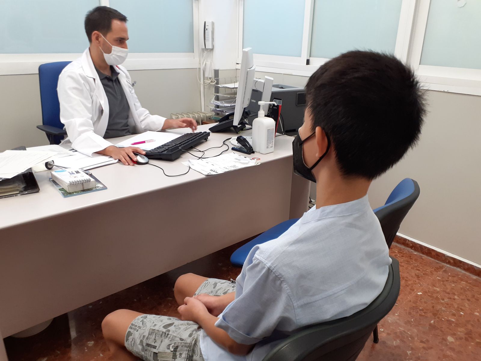 Un neuropediatra del Macarena atendiendo a un paciente con sospecha de trastorno del espectro alcohólico fetal.