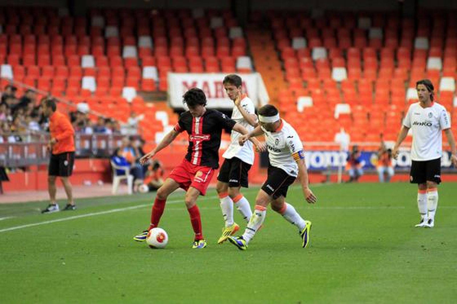 Los albirrojos consuman la pérdida de la categoría un año después de subir al caer en Valencia por 1-0

Foto: LOF