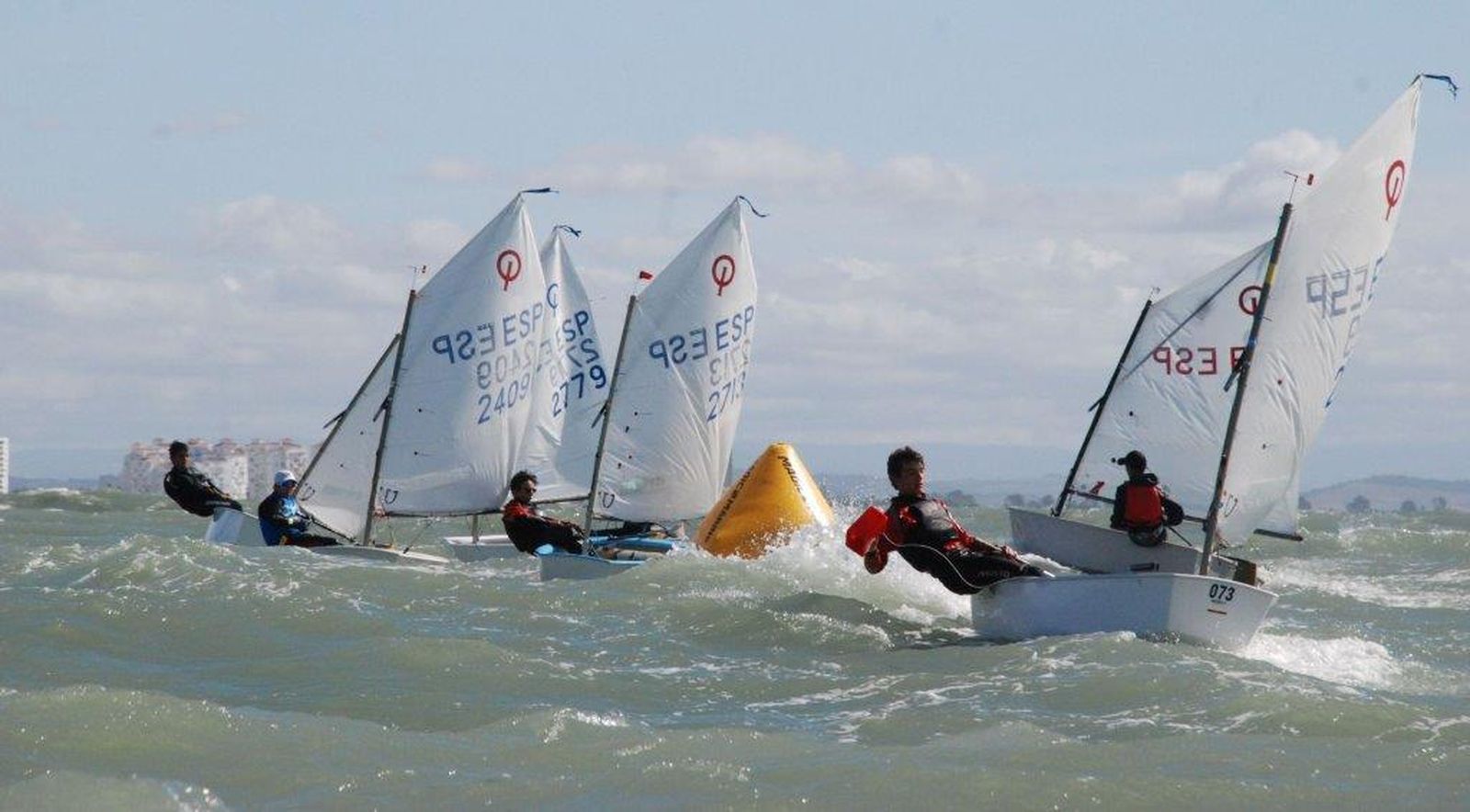 Imágenes de la tercera y última jornada del III Trofeo de la Hispanidad de Óptimist en la Bahía de Cádiz