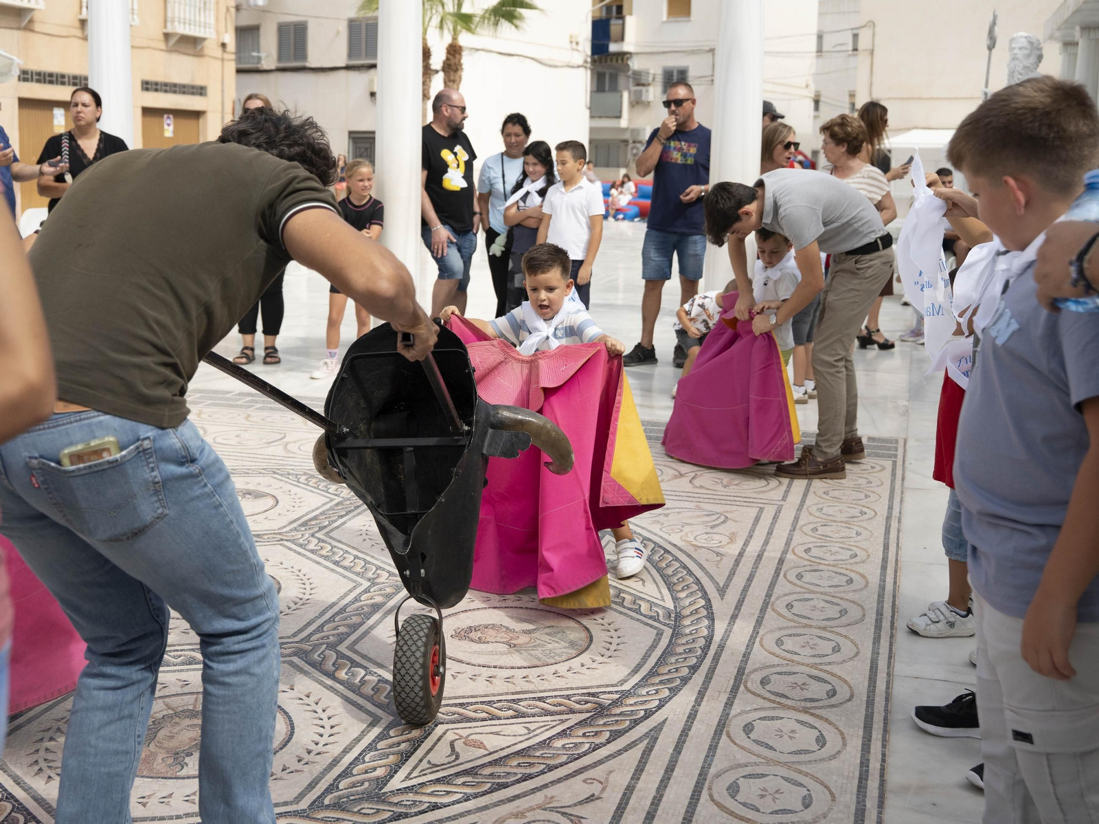 Las imágenes del taller de toros para niños y toro mecánico en Macael
