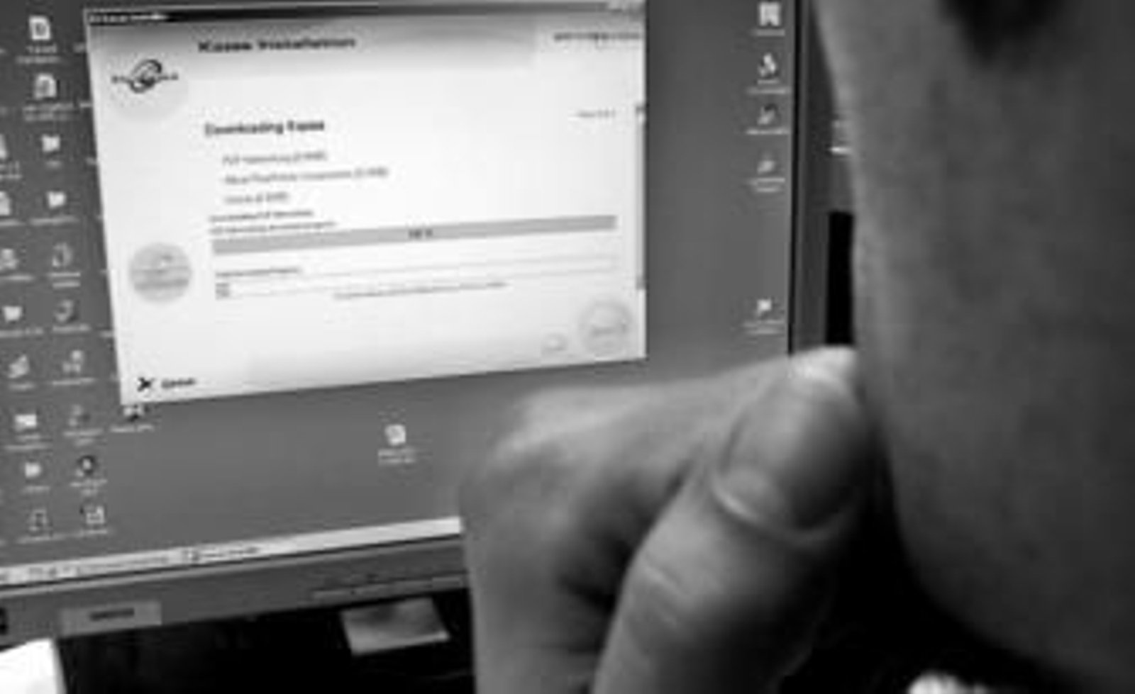 Un usuario de internet instala en su ordenador el programa de intercambio de archivos Kazaa.