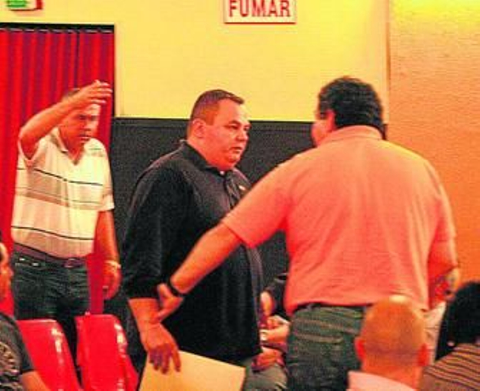 Pascual trata de frenar a Verdejo durante una asamblea del Algeciras.