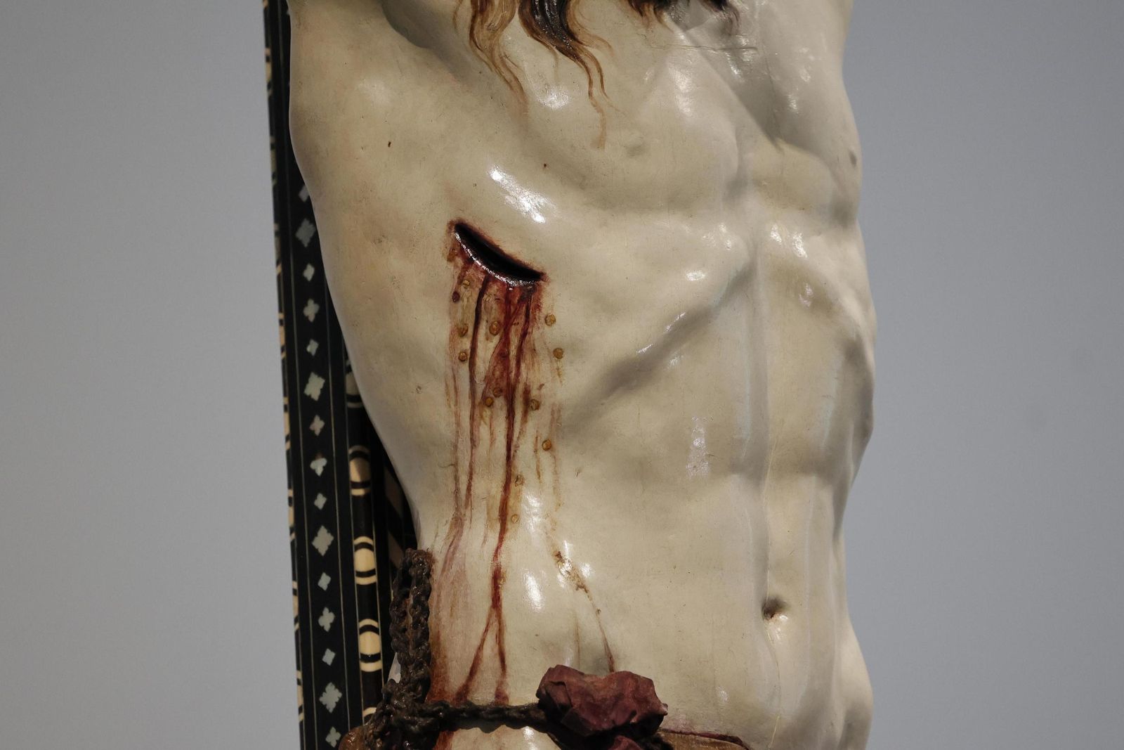 Imágenes de la presentación de la restauración del Cristo de la Misericordia de Granada.