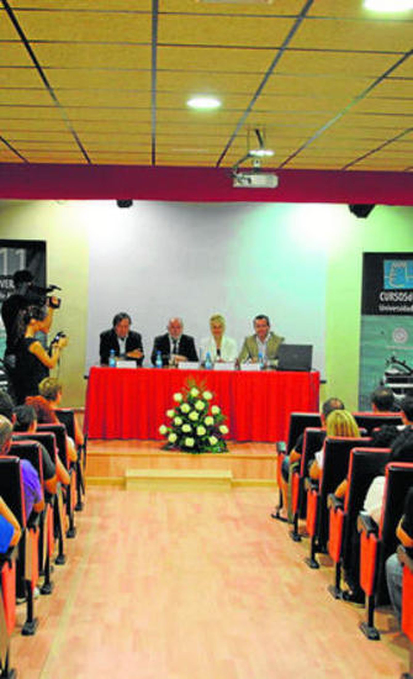 El Rector y la delegada de Bienestar Social en la inauguración.