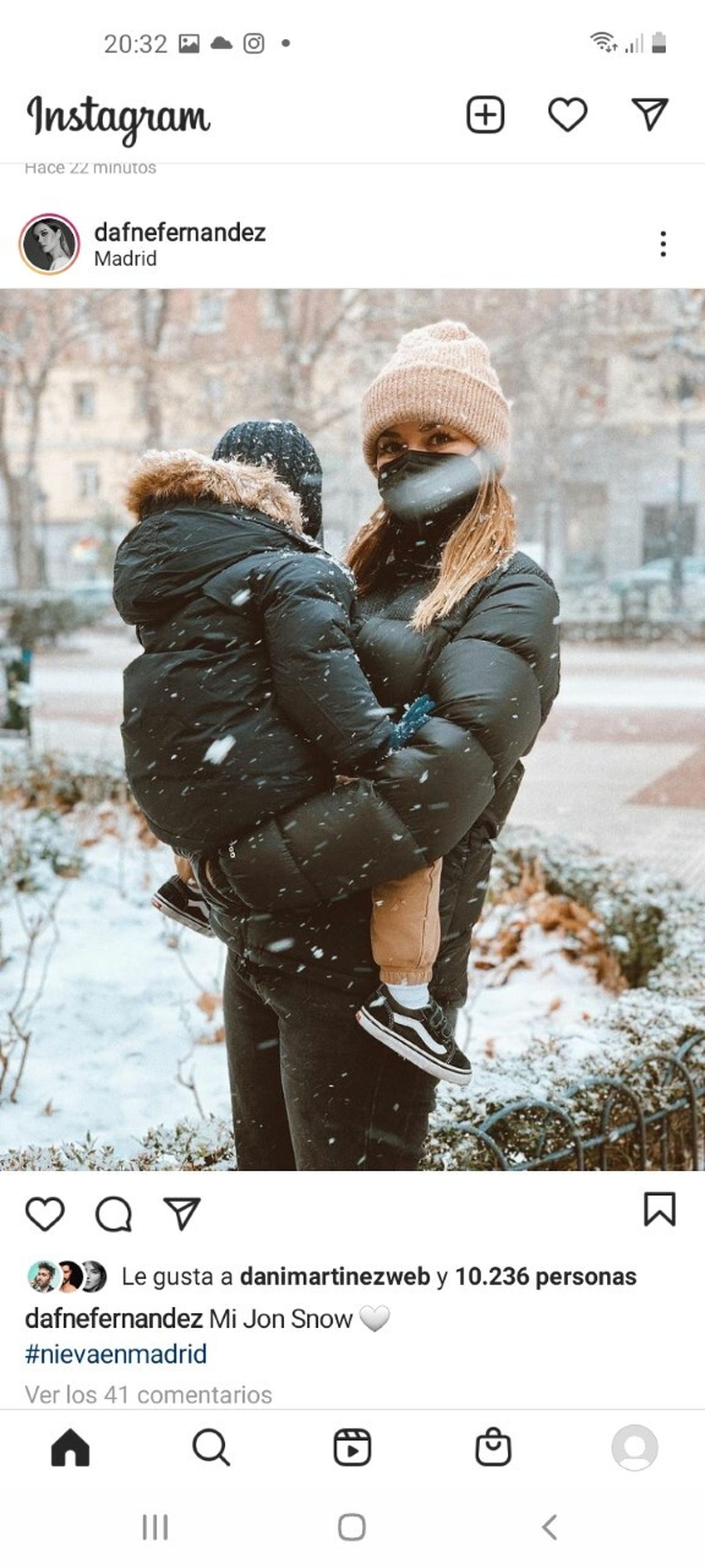 Dafne Fernández con su hijo Jon ateridos de frío en la calle