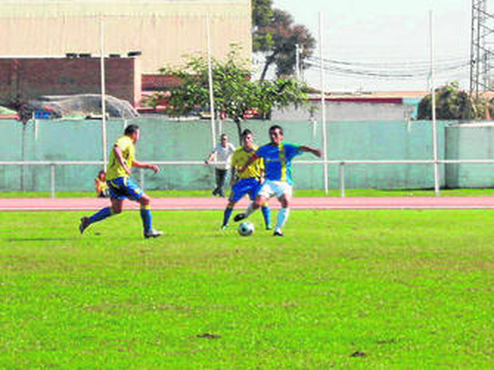 Un lance del Punta Umbría/Zabal disputado ayer.