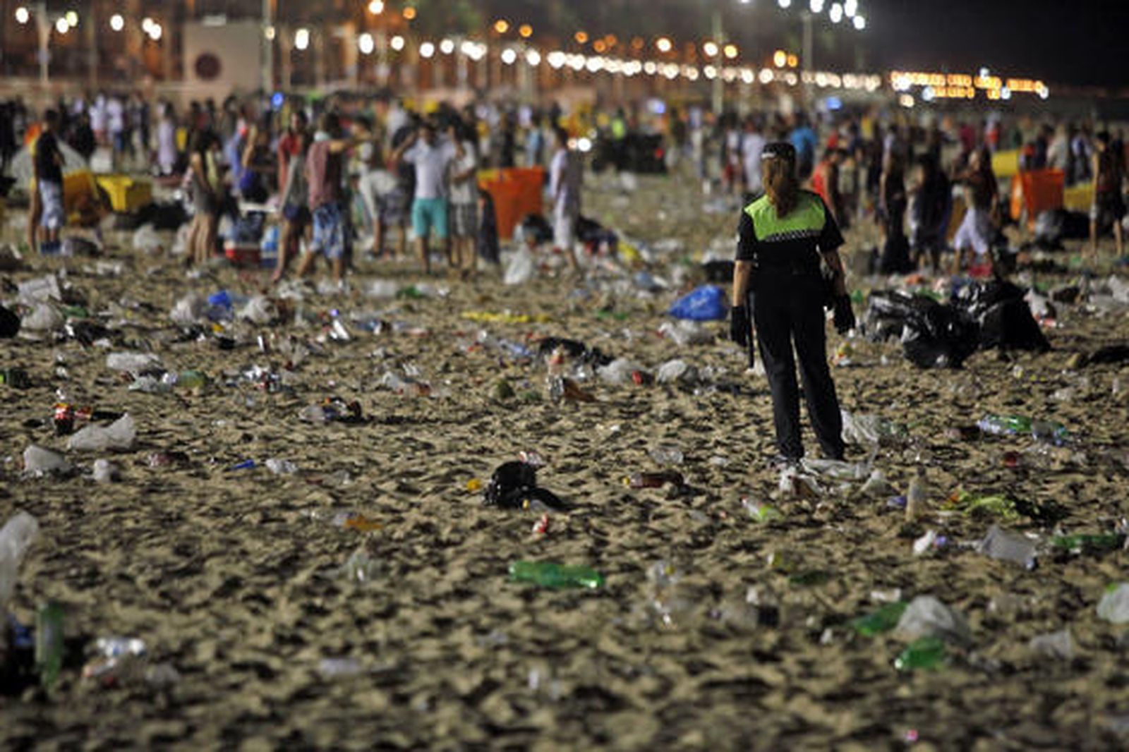 Los servicios de limpieza recogen 42 toneladas de residuos de la arena tras la noche de las barbacoas del Trofeo Carranza.

Foto: Jesus Marin