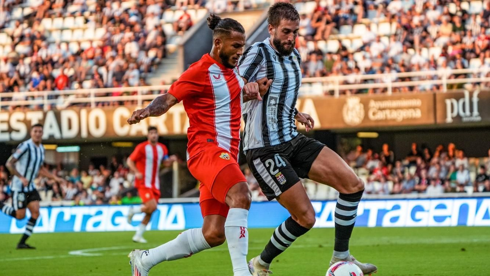 Luis Suárez trata de superar a Sipsic en el área cartagenera.