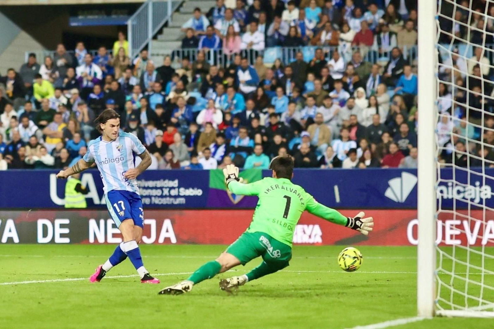 Las fotos del imponente ambiente en La Rosaleda en el Málaga - Córdoba CF