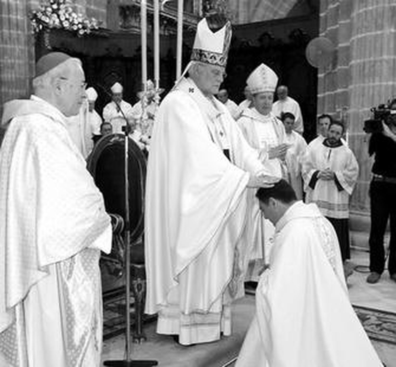 El cardenal de Sevilla imponiendo sus manos en la cabeza de Mazuelos.