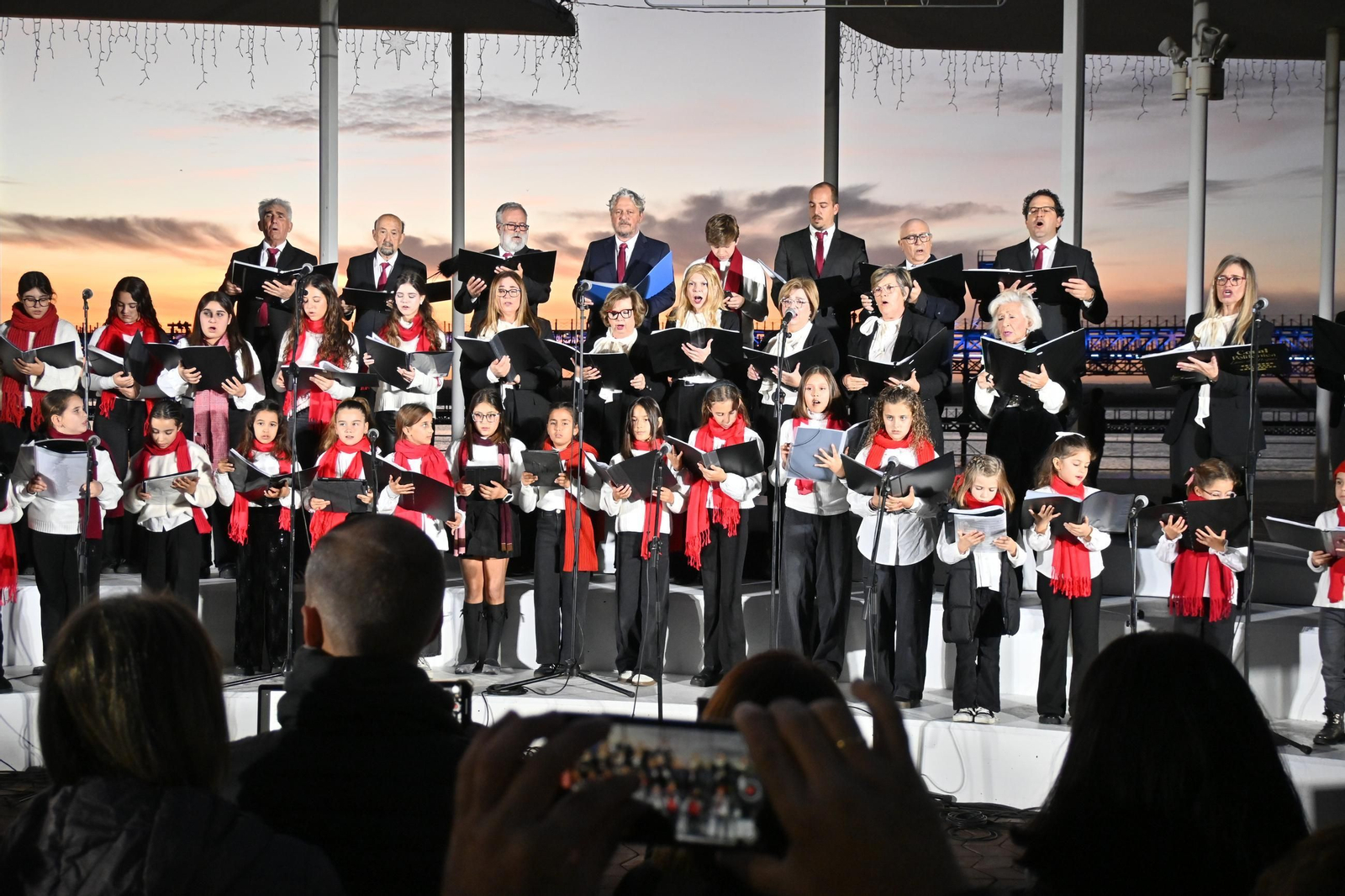 Inauguración de la iluminación navideña en el Paseo de la Ría del Puerto de Huelva 2025