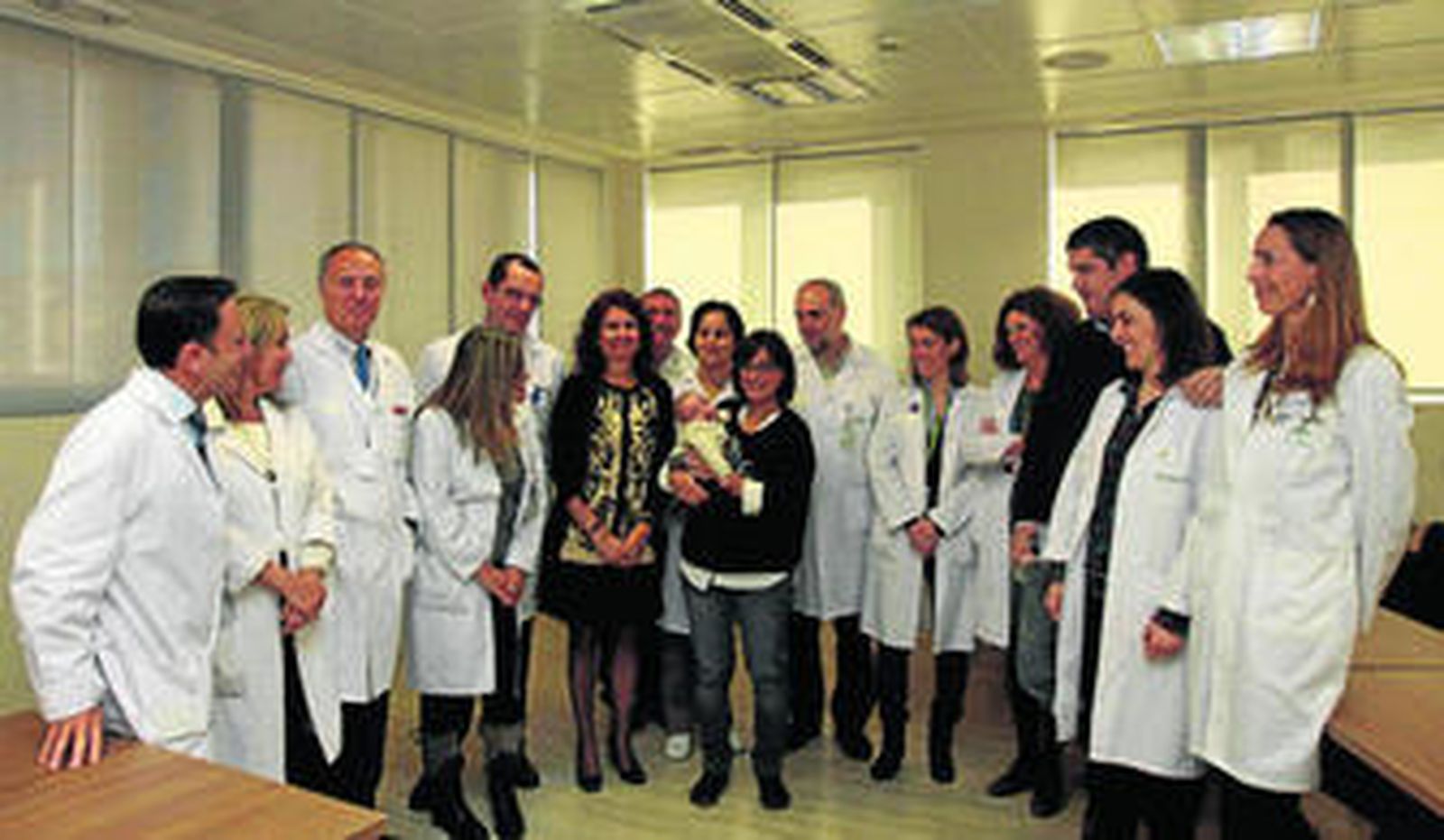 El equipo de profesionales y la consejera de Salud junto a los padres de la pequeña Amanda.