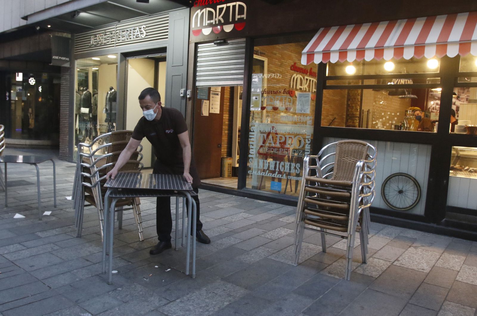 La primera tarde de cierre de bares y comercio en Córdoba, en fotografías