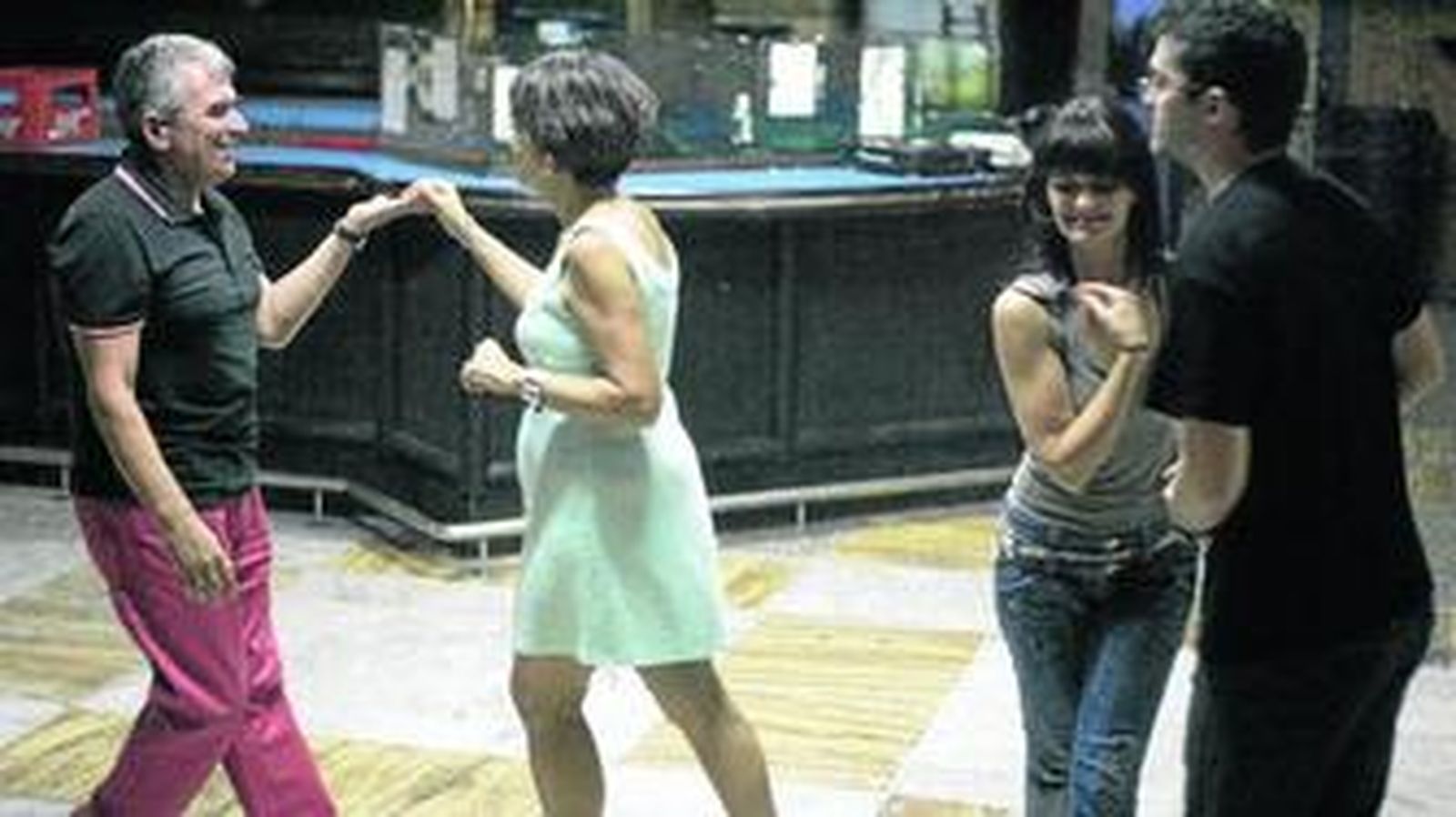 El profesor de salsa, Pepe Sierra, dando clases en El Malecón.