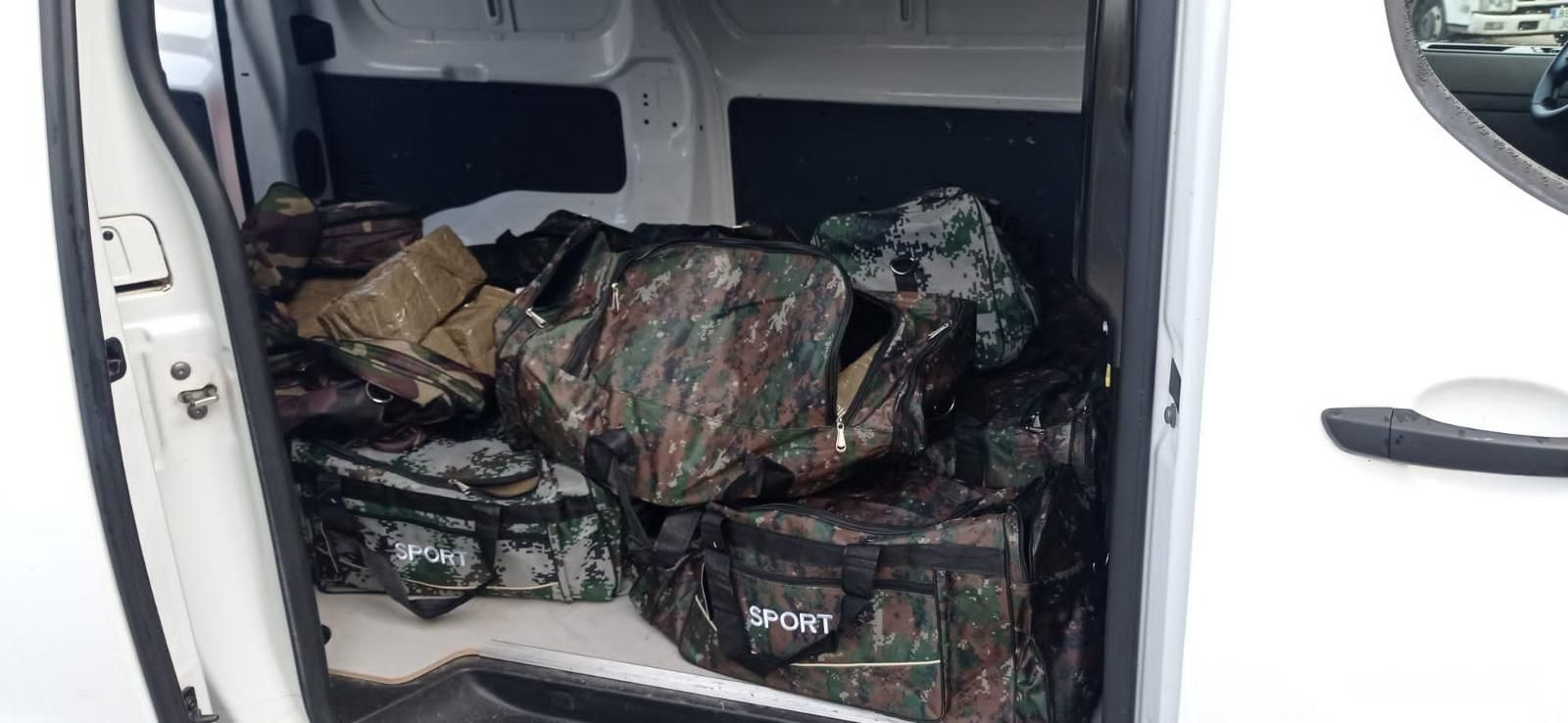 La furgoneta que portaba bolsas con hachís en su interior.