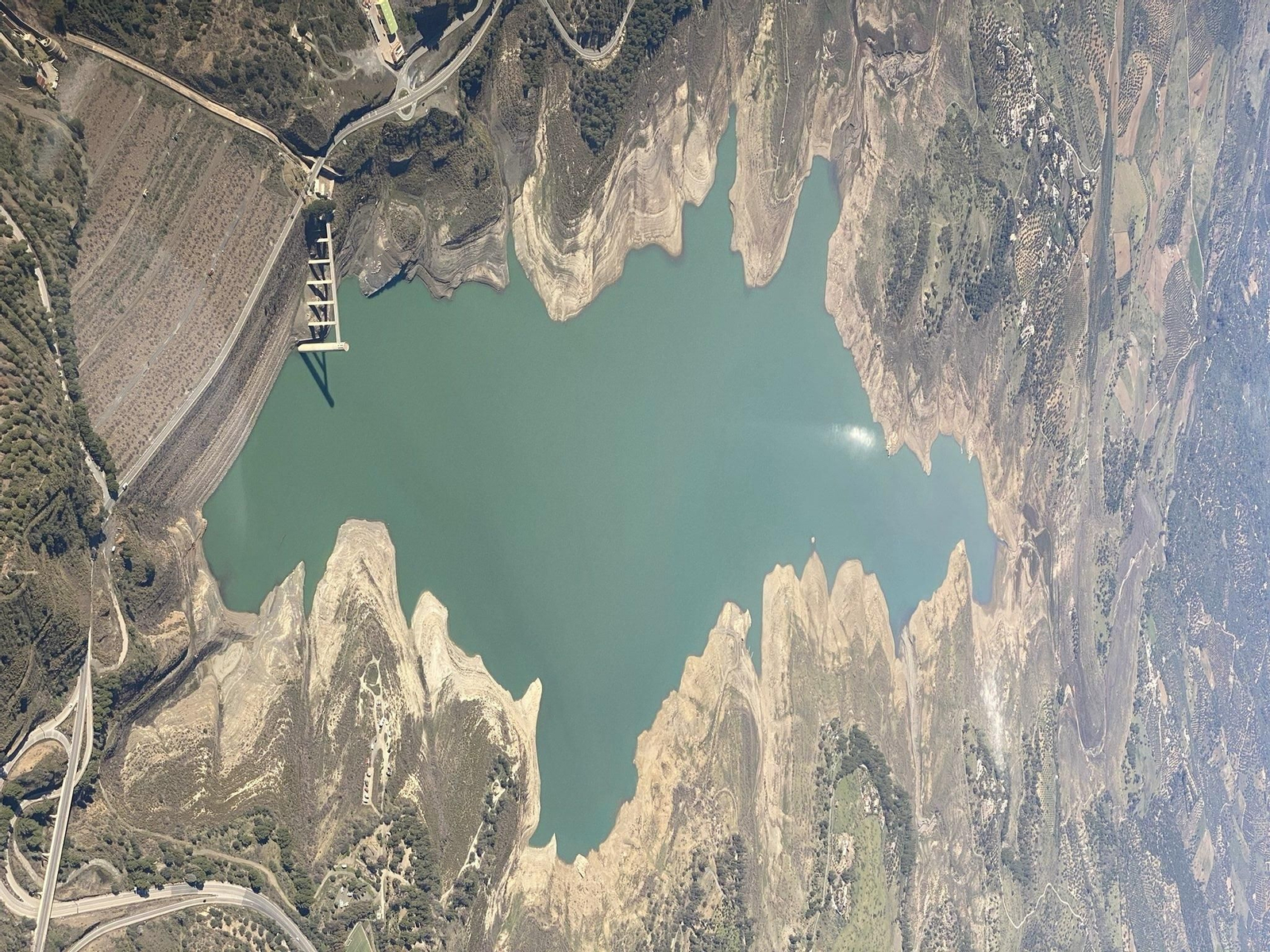 Imagen del actual estado del embalse de la Viñuela en Málaga.