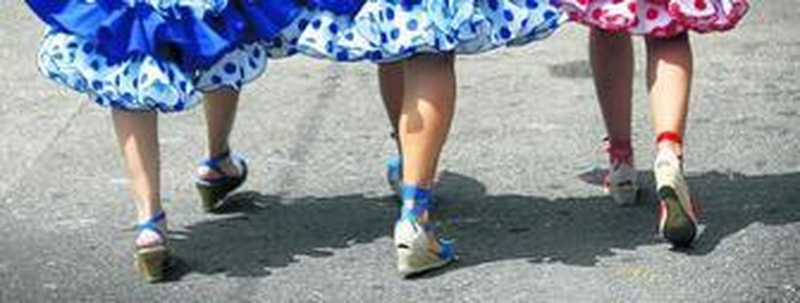 Tres feriantes ayer ataviadas como manda la tradición dispuestas a revestir la Feria con un poco de folclore.